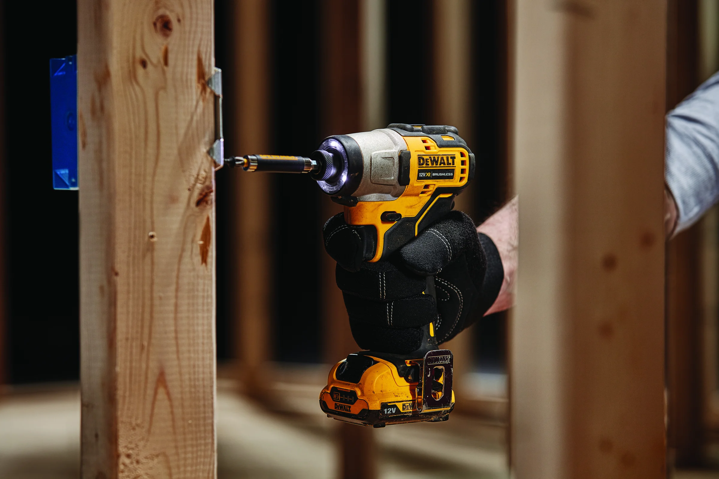Импульсный шуруповерт DEWALT 12 В XR DCF801D2