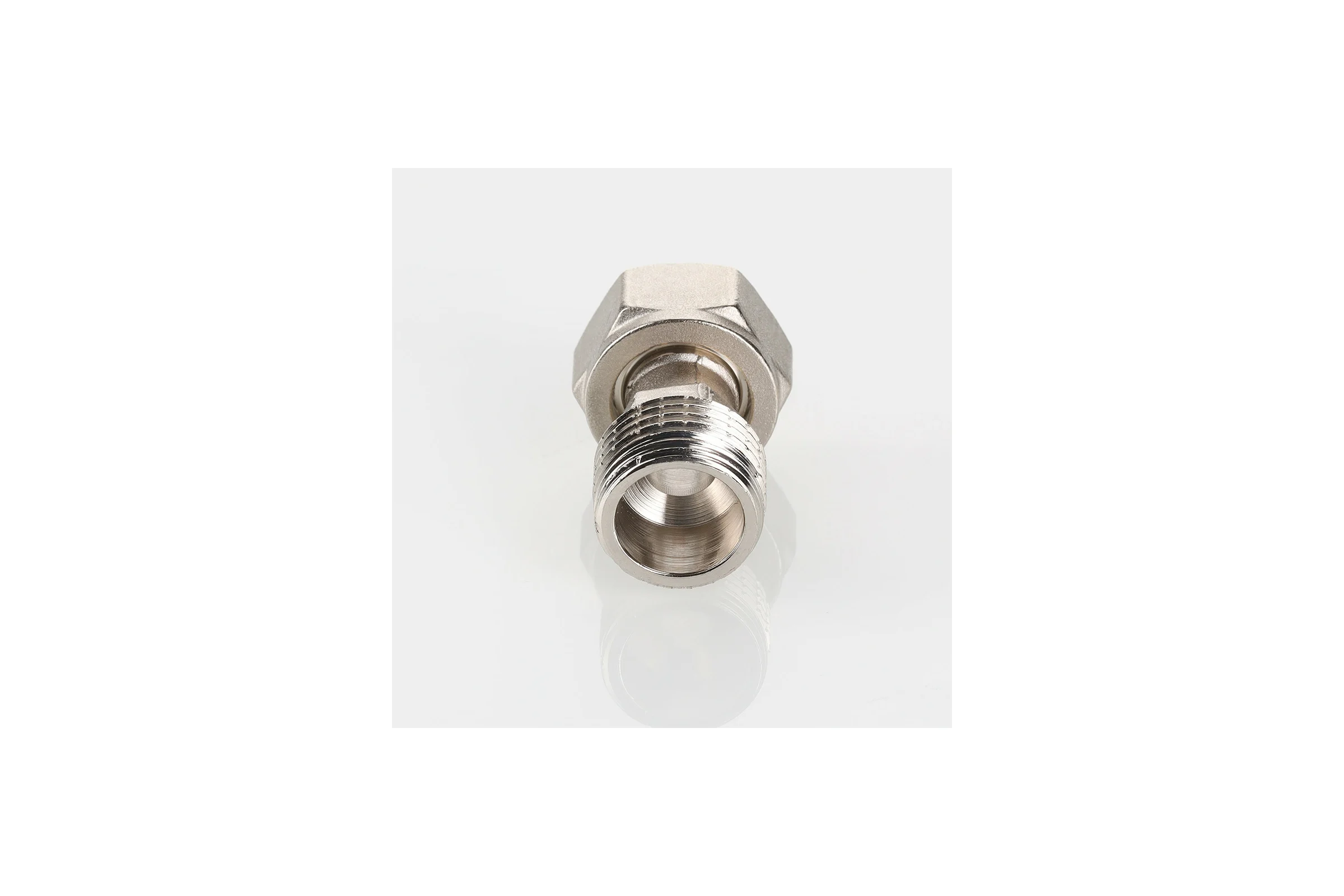 Прямой полусгон с накидной гайкой VALTEC 1/2x1/2 VTr.613.N.0404