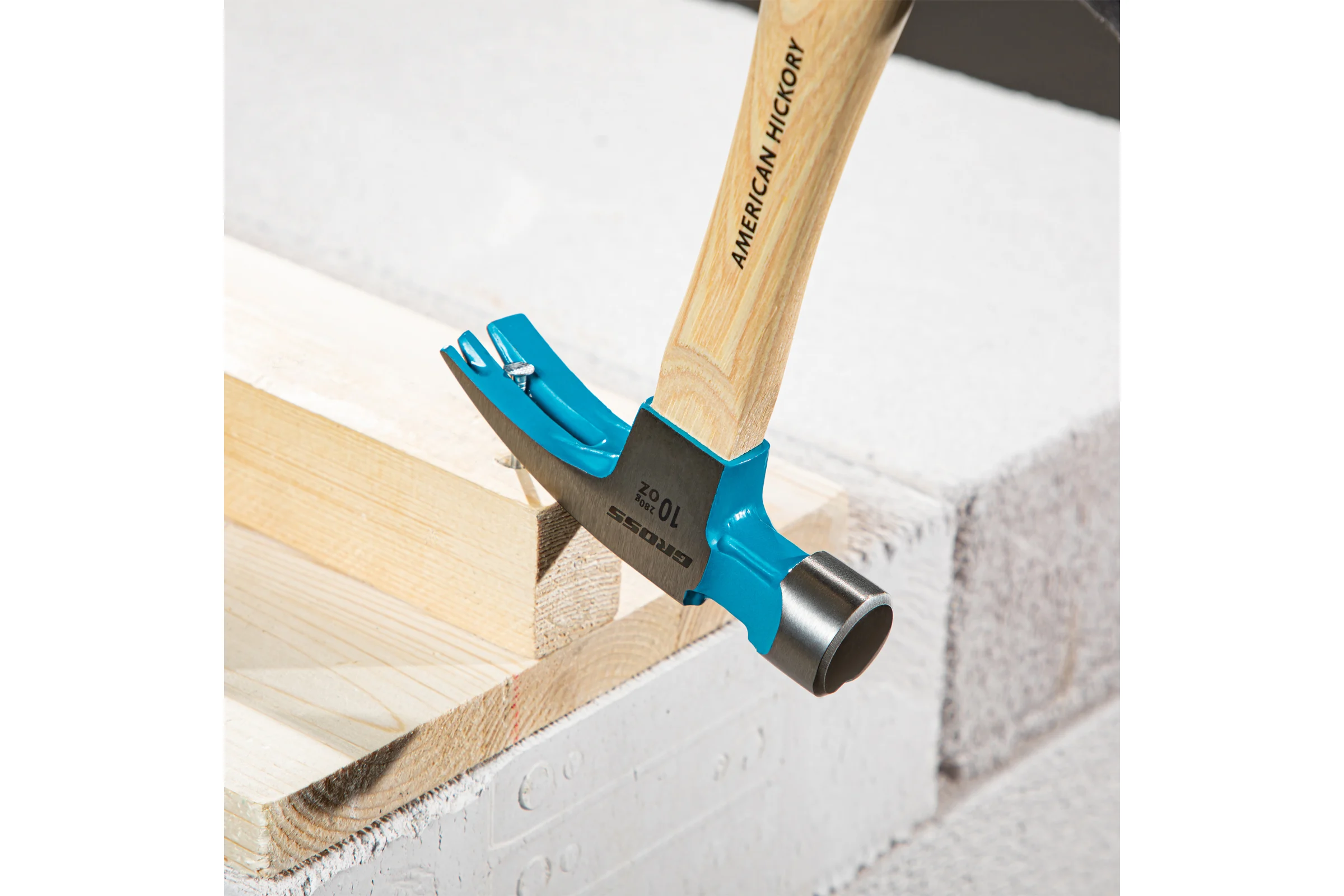 Молоток-гвоздодер GROSS American hickory 280г, угол 75, магнит, обрезиненная рукоятка 10417