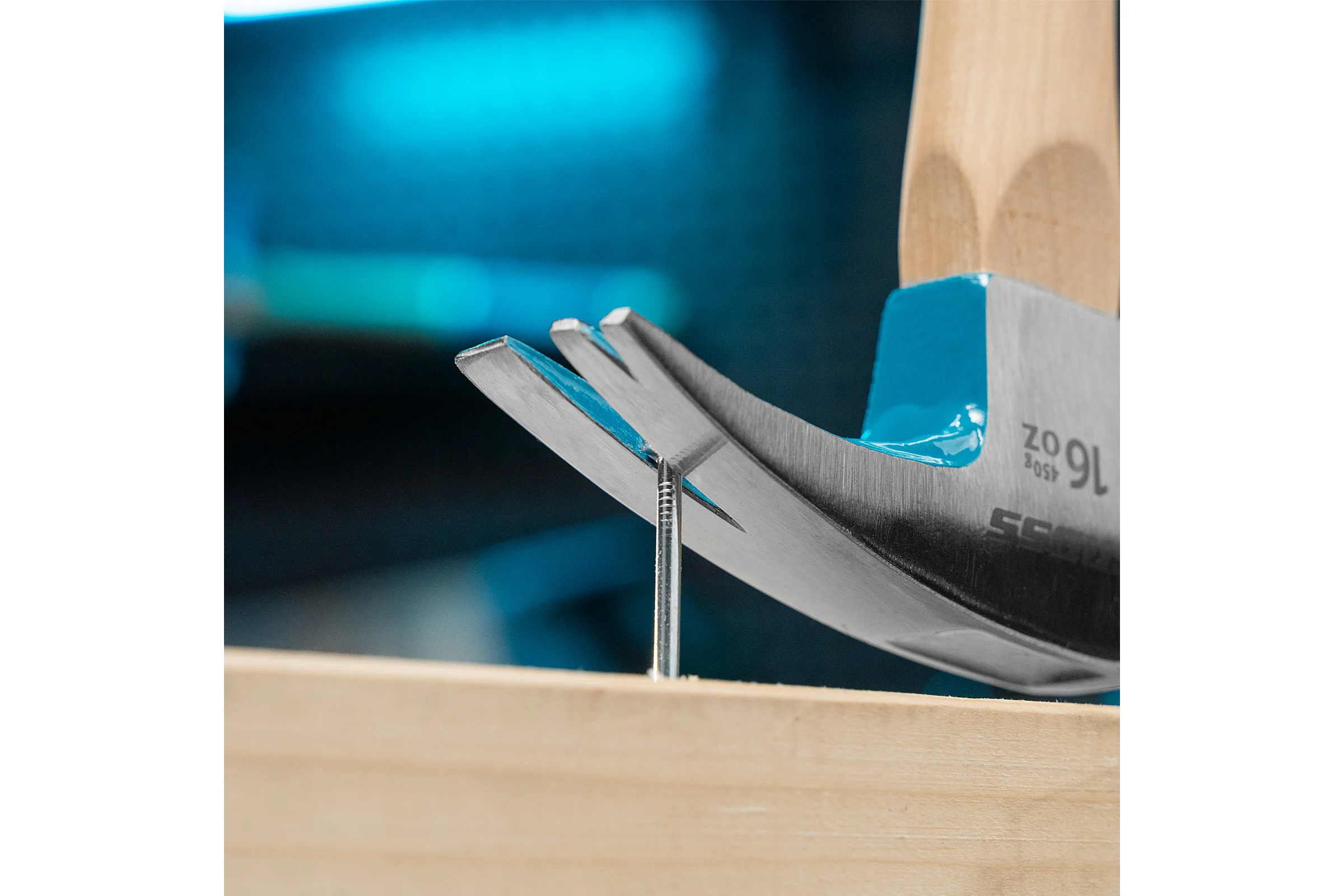 Молоток-гвоздодер GROSS American hickory 450г, угол 75, магнит, обрезиненная рукоятка 10418
