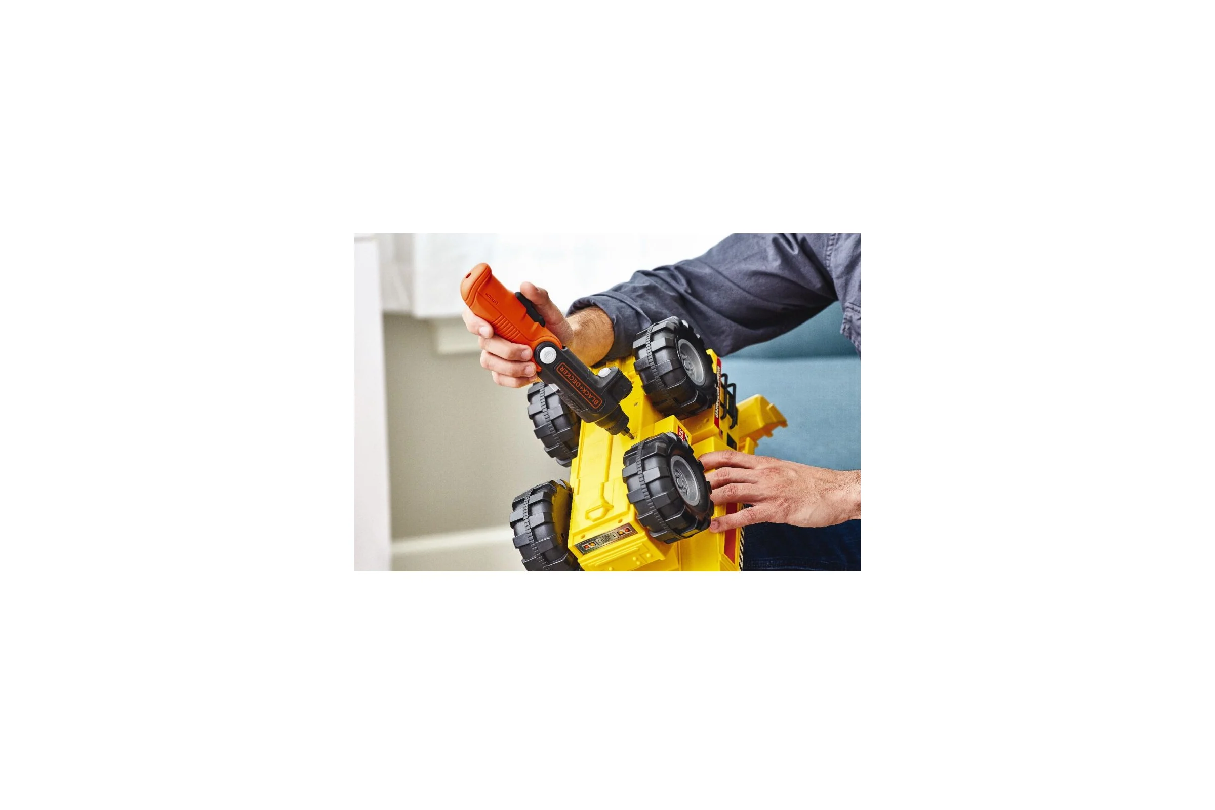 Аккумуляторная отвертка с фонарем Black&Decker BDCSFL20C-QW