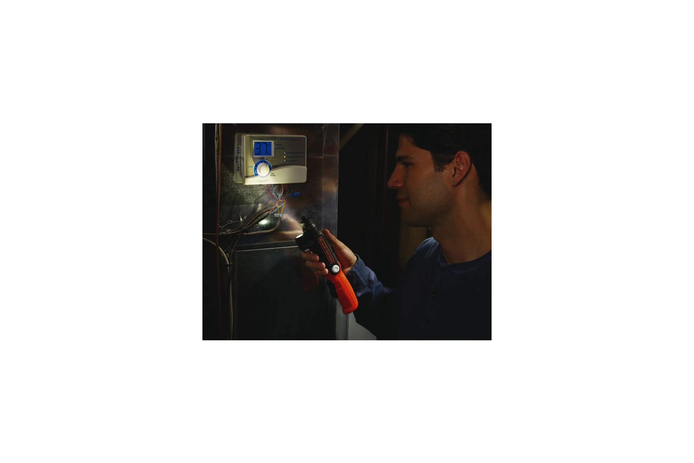Аккумуляторная отвертка с фонарем Black&Decker BDCSFL20C-QW