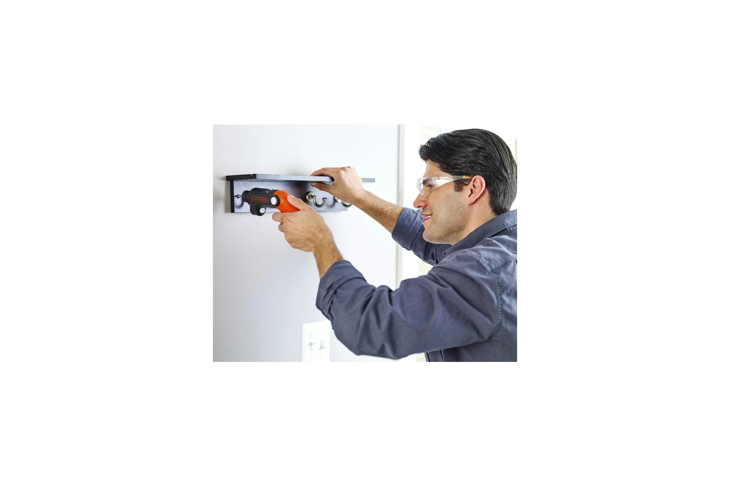 Аккумуляторная отвертка с фонарем Black&Decker BDCSFL20C-QW