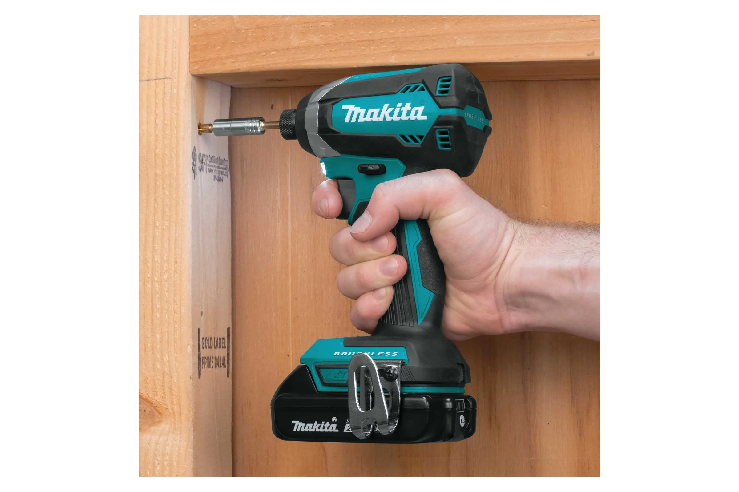 Шуруповерт аккумуляторный ударный бесщеточный Makita18В, 18В,1x5Ач, Li-ion,0-3400об\м,6-ти гр1\4",1.3кг,кейс,170Нм,М5-М16 DTD153RT
