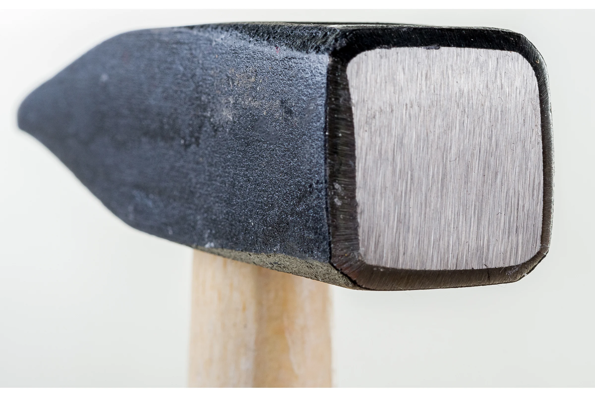 Кованый молоток ON с деревянной ручкой 500г 06-01-004
