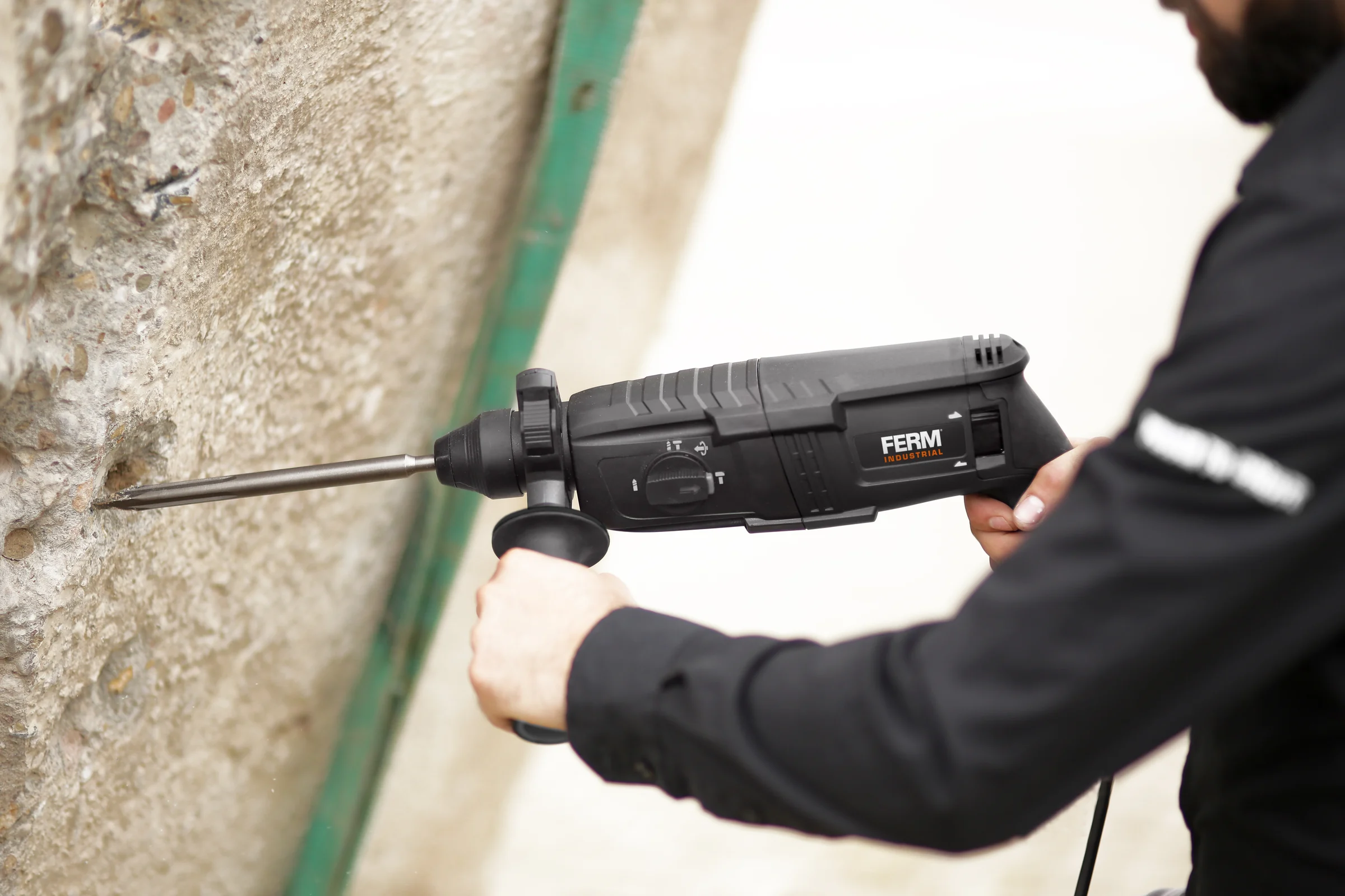 Перфоратор FERM IND SDS-plus 800 W, сила удара - 2.7 Дж, число ударов в мин - 0-5500 HDM1038P