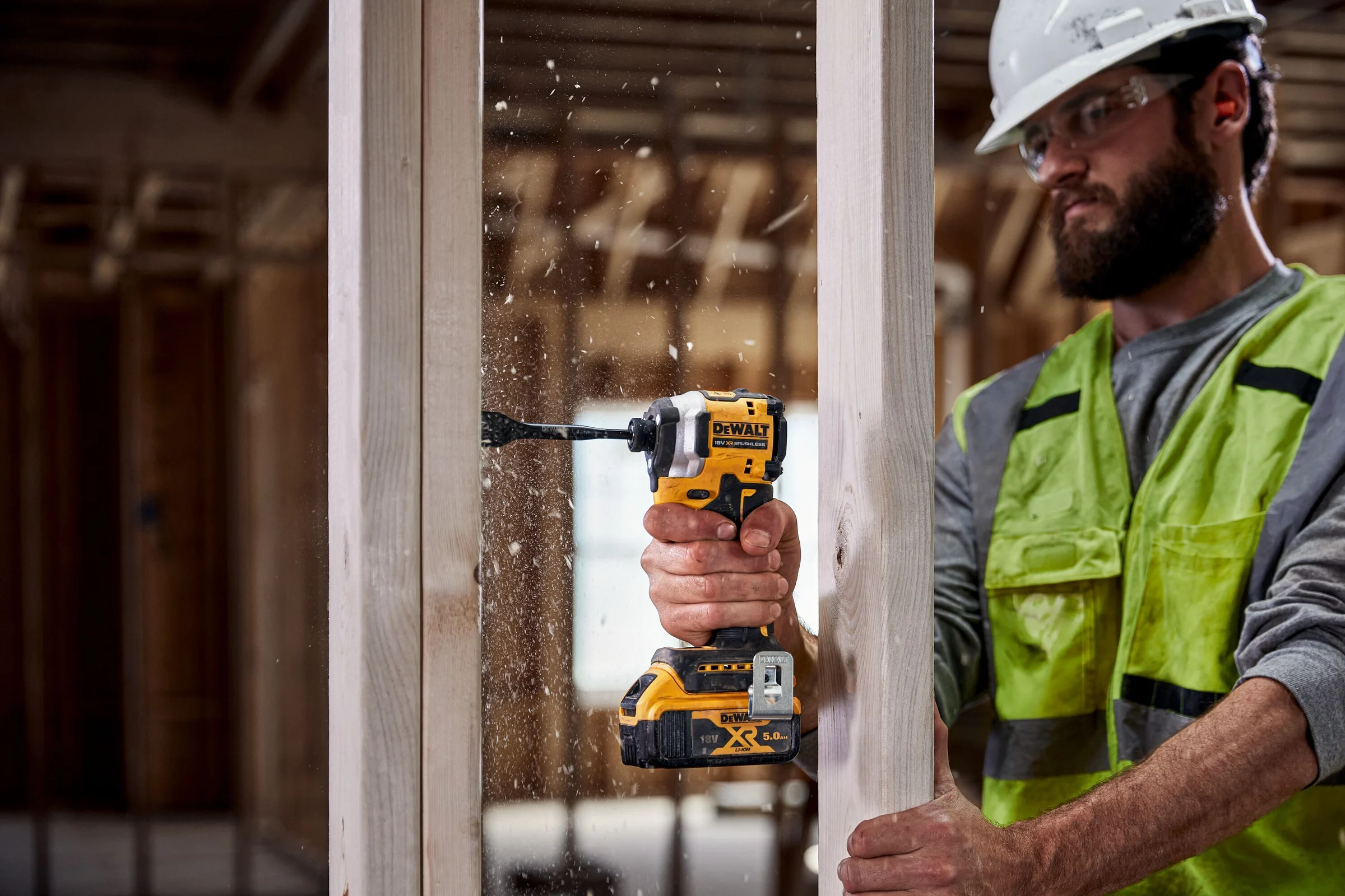 Аккумуляторный шуруповерт DEWALT DCF850P2T, 18 В, 206.2 Нм, 3800 уд/мин, с 2 АКБ 5 Ач и ЗУ, в кейсе TSTAK DCF850P2T-QW