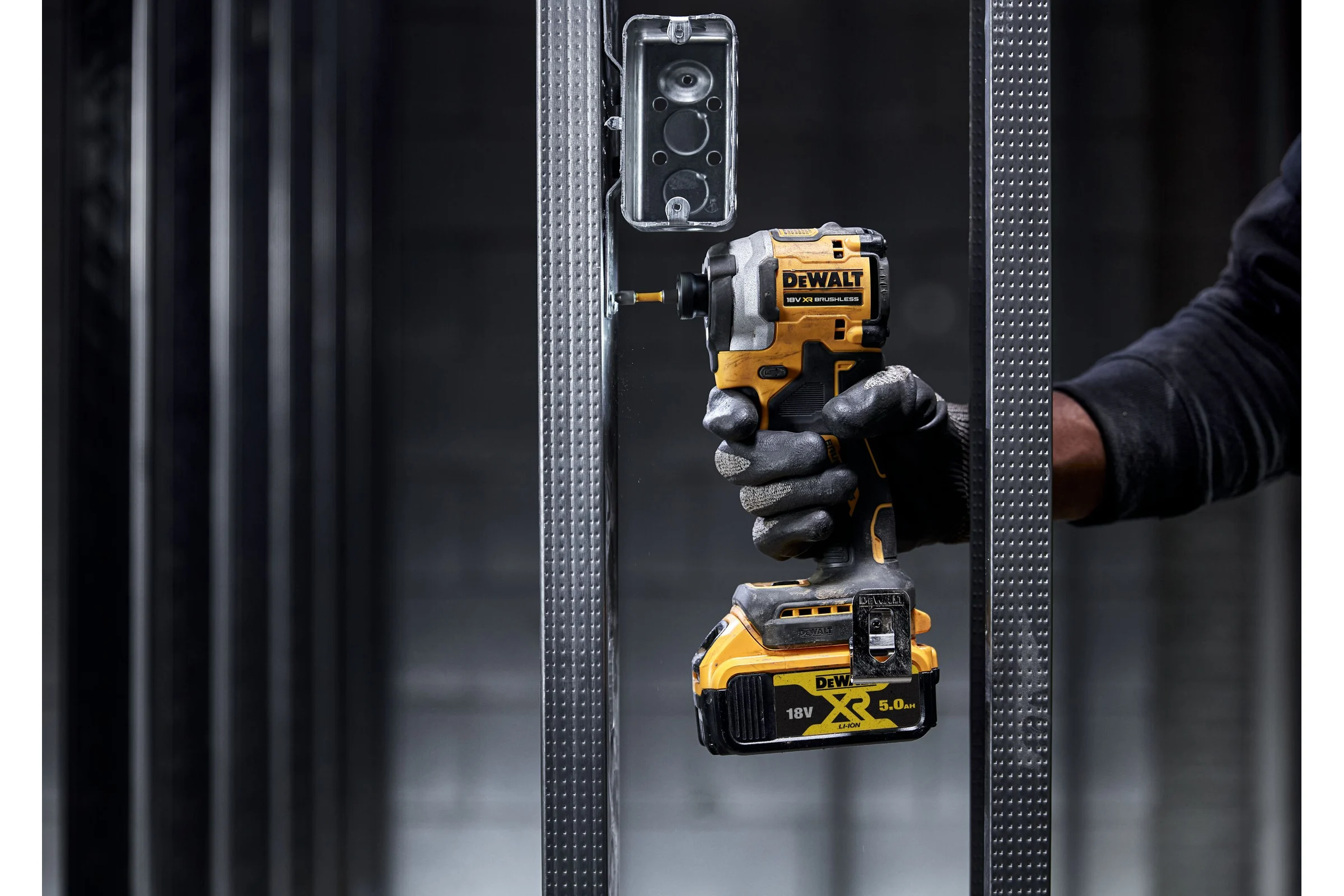 Аккумуляторный шуруповерт DEWALT DCF850P2T, 18 В, 206.2 Нм, 3800 уд/мин, с 2 АКБ 5 Ач и ЗУ, в кейсе TSTAK DCF850P2T-QW