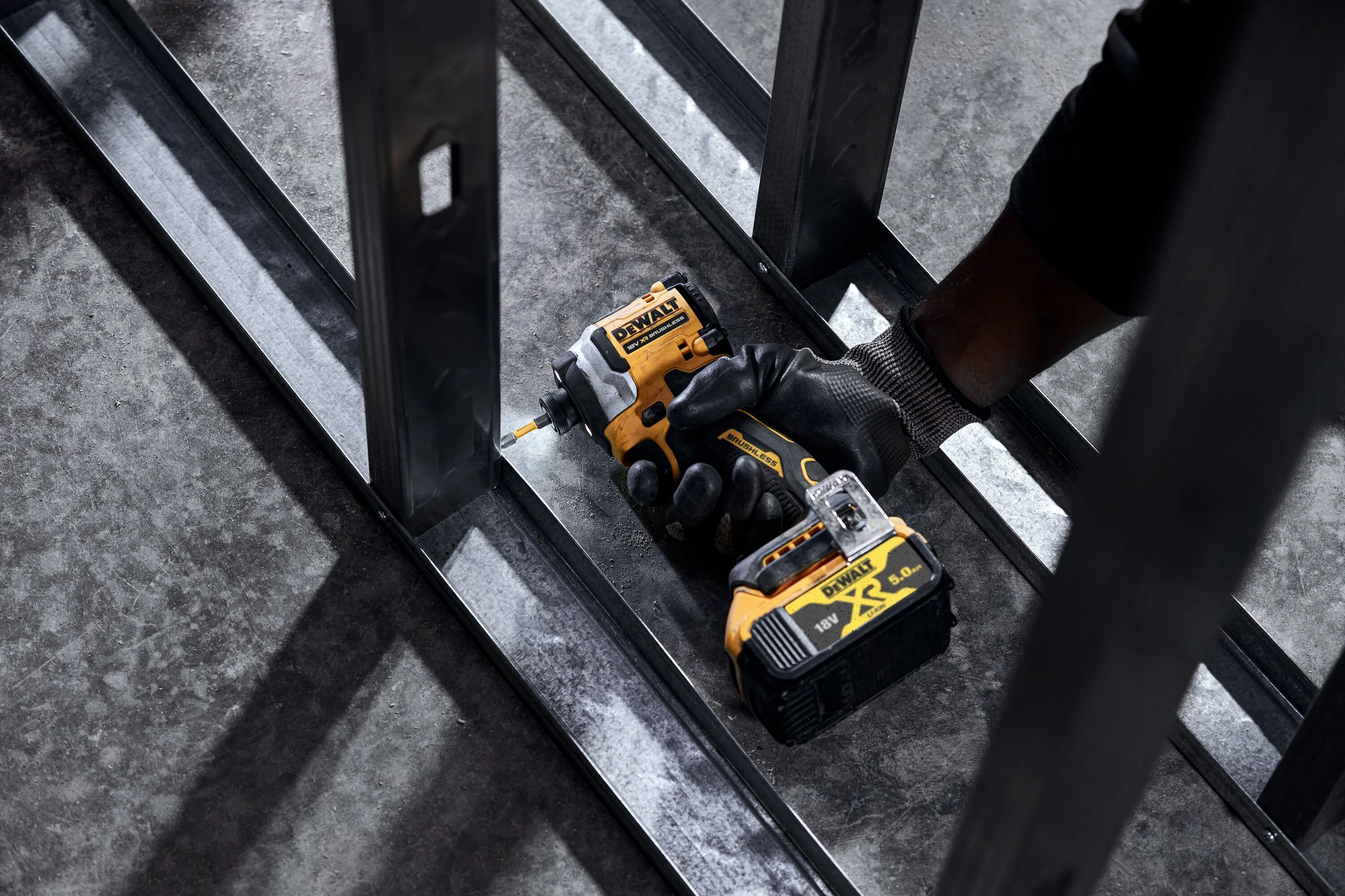 Аккумуляторный шуруповерт DEWALT DCF850P2T, 18 В, 206.2 Нм, 3800 уд/мин, с 2 АКБ 5 Ач и ЗУ, в кейсе TSTAK DCF850P2T-QW
