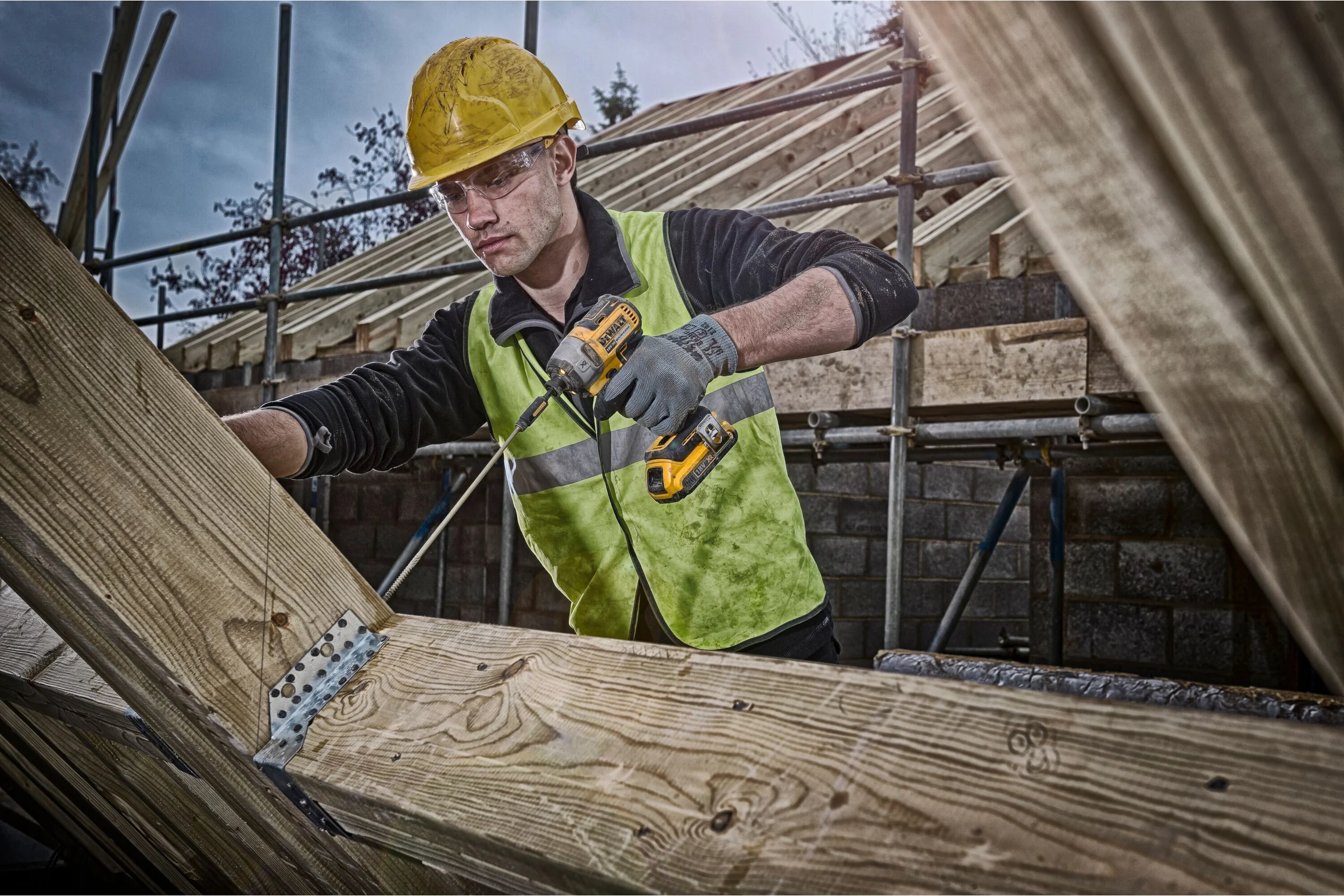 Аккумуляторный шуруповерт DEWALT DCF887P2, 18 В, 205 Нм, 3800 уд/мин, с 2 АКБ 5 Ач и ЗУ, в кейсе DCF887P2-QW