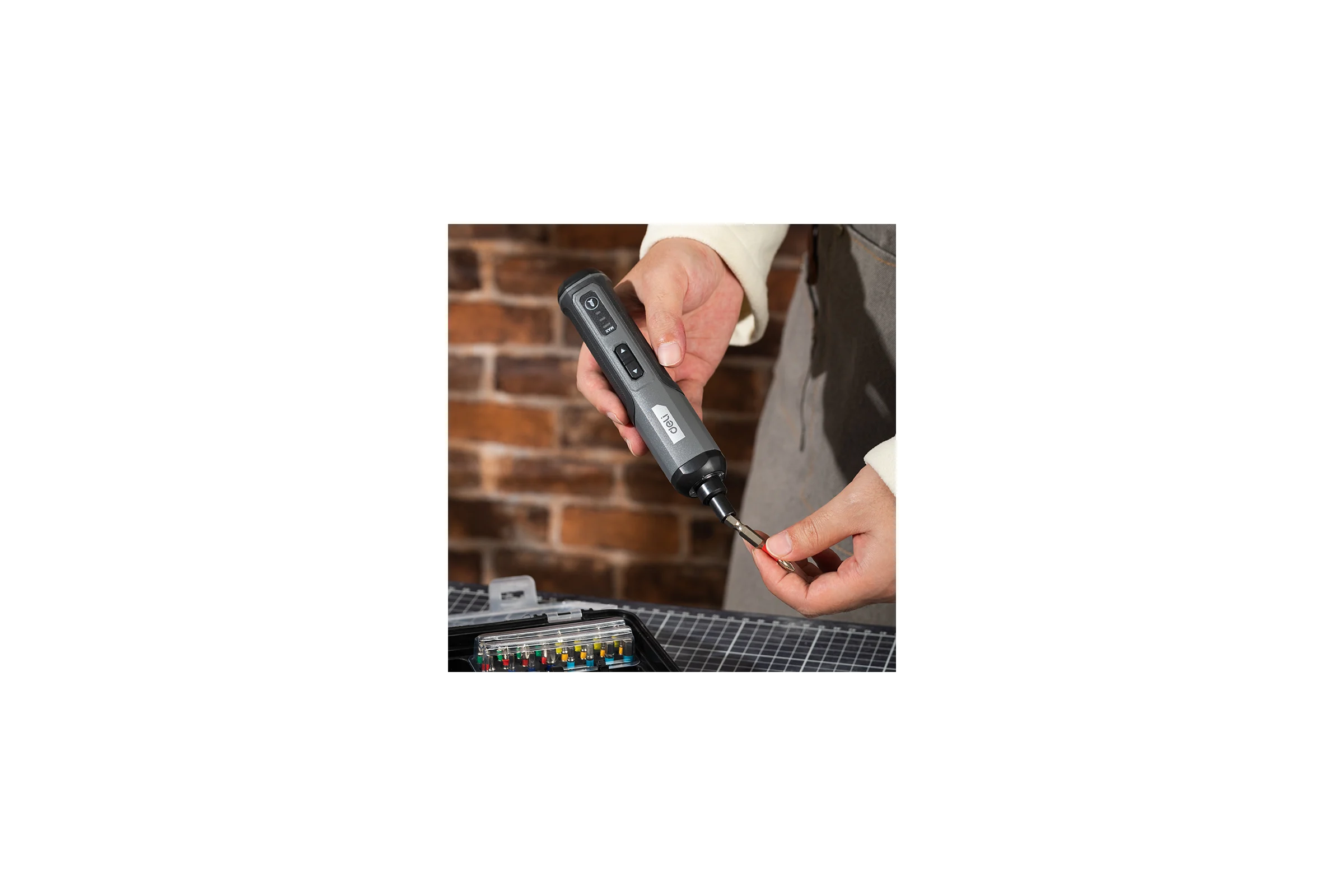 Отвертка аккумуляторная DELI DC160 (4В х 2Ач, 5Нм, 300об/мин, Type-C, набор бит 4 шт, коробка) 162800