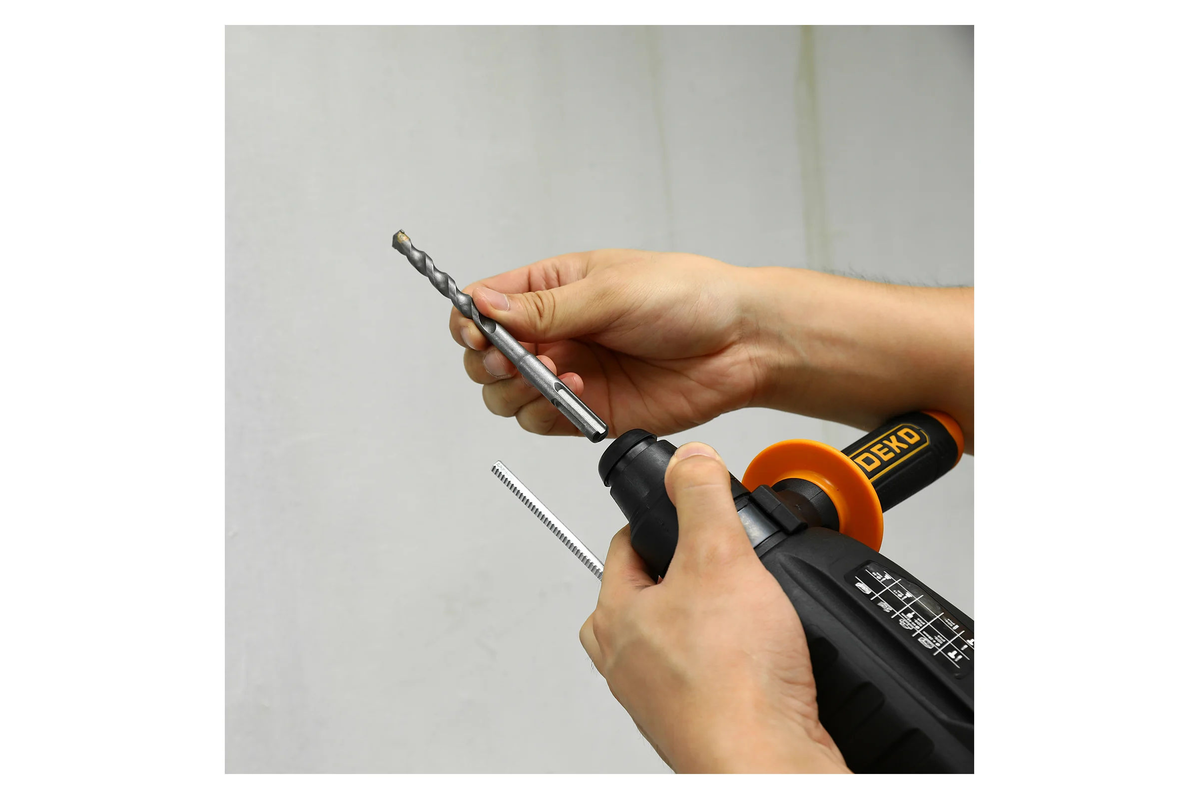 Сетевой перфоратор DEKO DKH950W в кейсе с набором из 5 буров SDS+ 063-4122