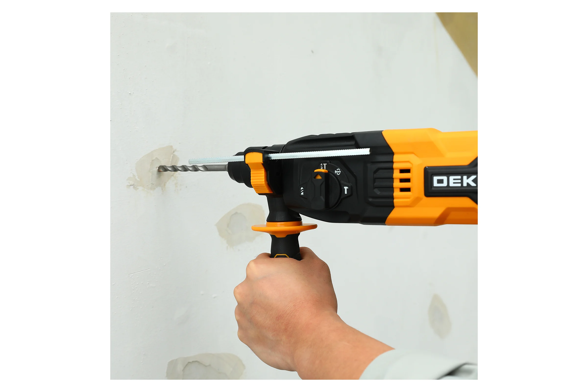 Сетевой перфоратор DEKO DKH850W в кейсе, с набором из 5 буров SDS+, 850Вт 063-4111