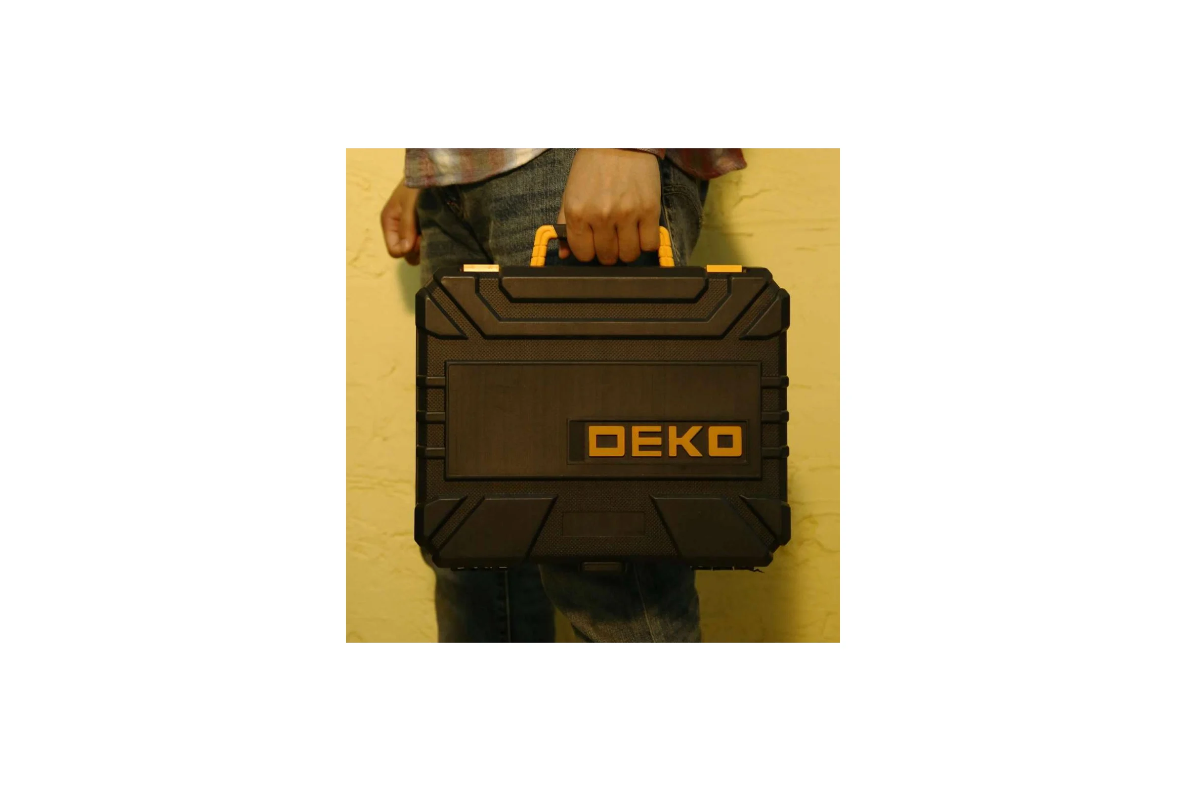 Аккумуляторная отвертка DEKO DKS4FU-Li в кейсе, набор инструментов 112 предметов 063-4153