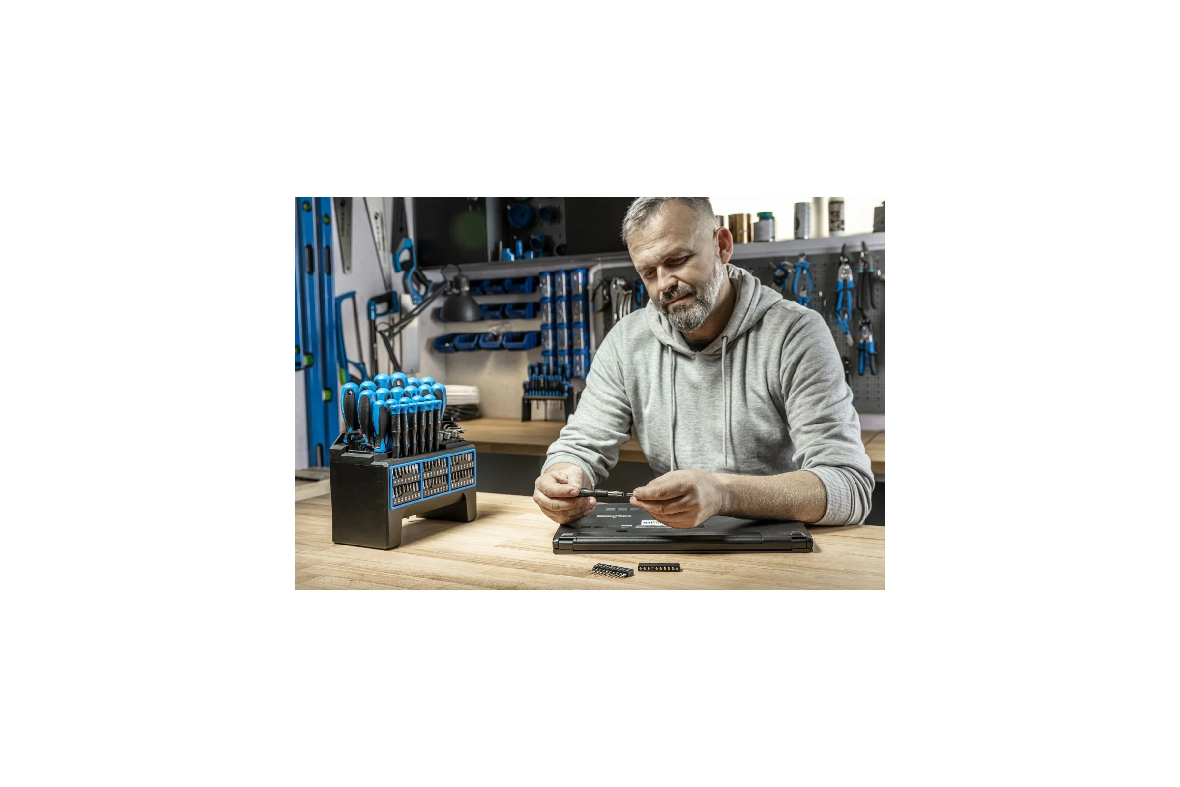 Набор отверток и бит HOEGERT TECHNIK 114 пр, сталь S2 HT1S099