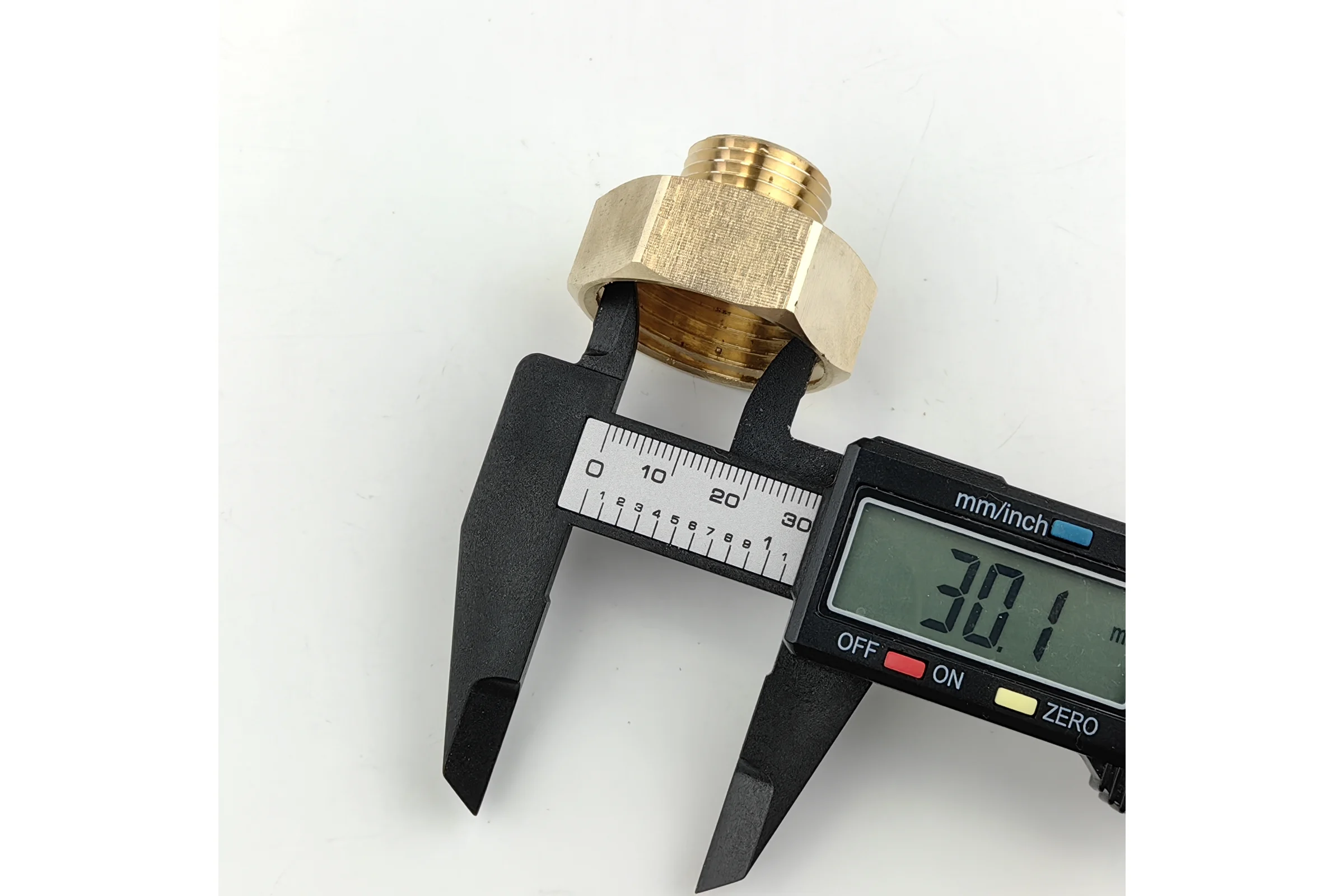 Переходник Boutte латунный, ВР 1" х НР 1/2", под ключ 9278489