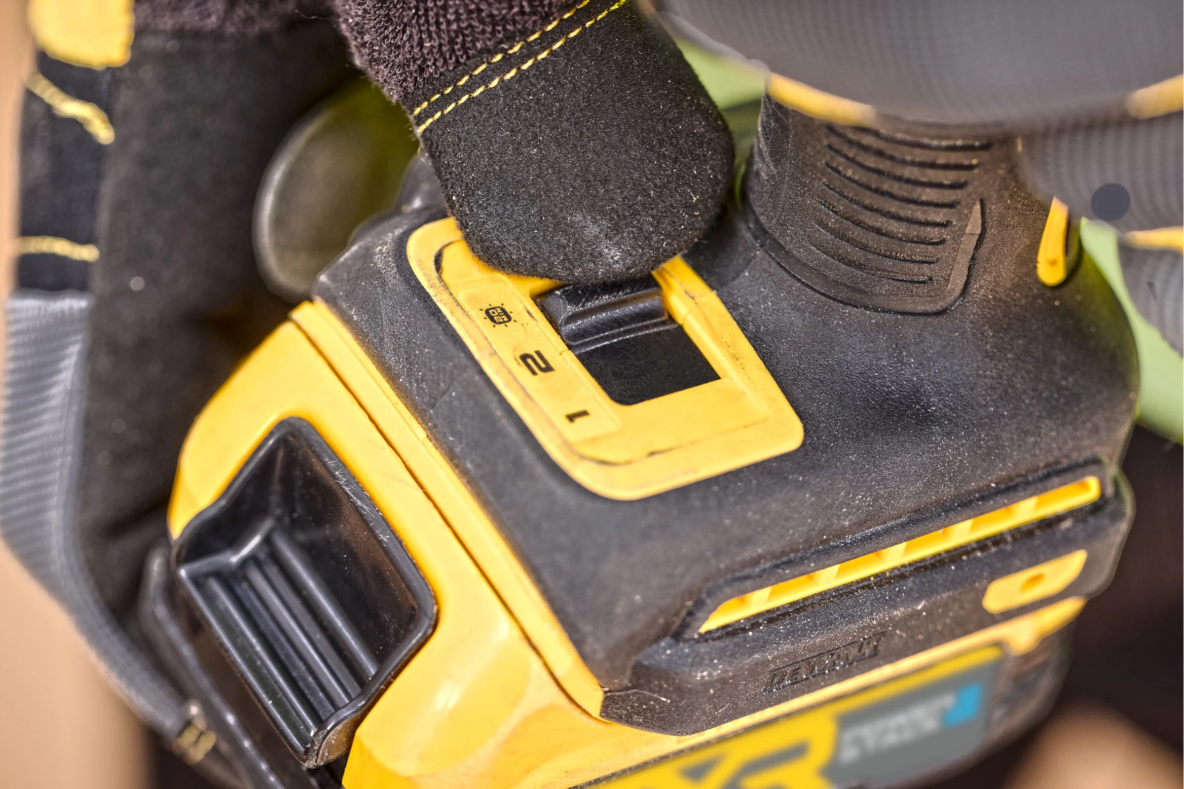 Аккумуляторный масляный шуруповерт Dewalt DCF870NT, 18 В, 56 Нм, 4200 уд/мин, без АКБ и ЗУ, в кейсе TSTAK DCF870NT-XJ
