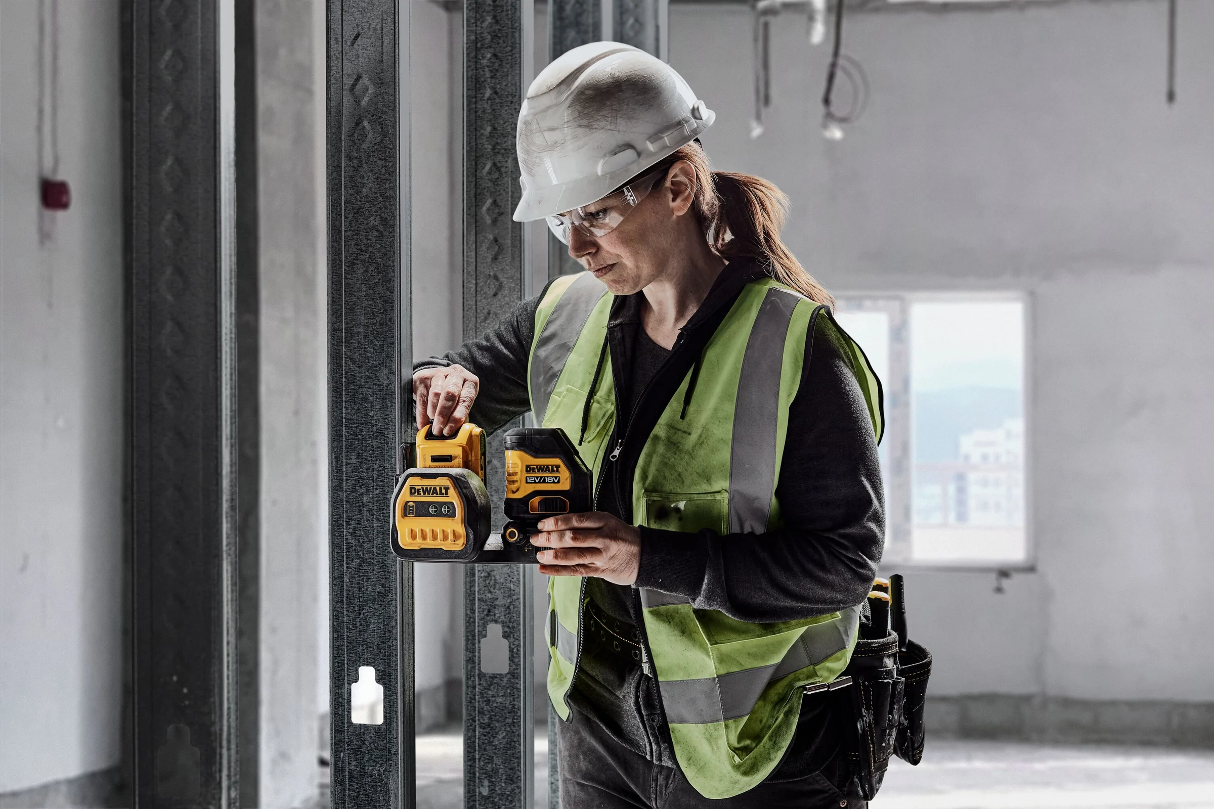 Аккумуляторный лазерный построитель плоскостей Dewalt DCE088NG18, 12/18 В, зеленый луч, 30 м, без АКБ и ЗУ, в кейсе TSTAK DCE088NG18-XJ