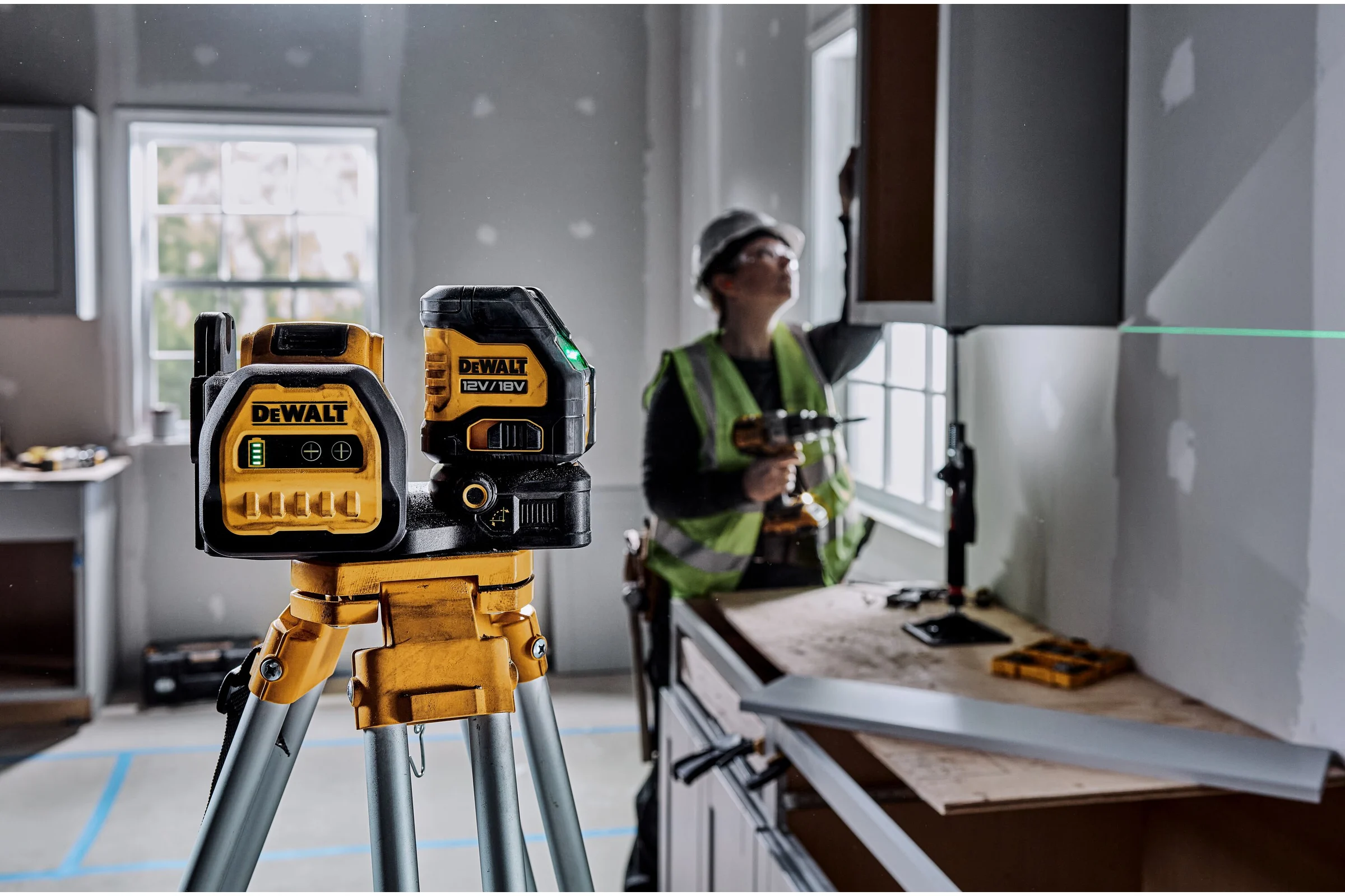 Аккумуляторный лазерный построитель плоскостей Dewalt DCE088NG18, 12/18 В, зеленый луч, 30 м, без АКБ и ЗУ, в кейсе TSTAK DCE088NG18-XJ