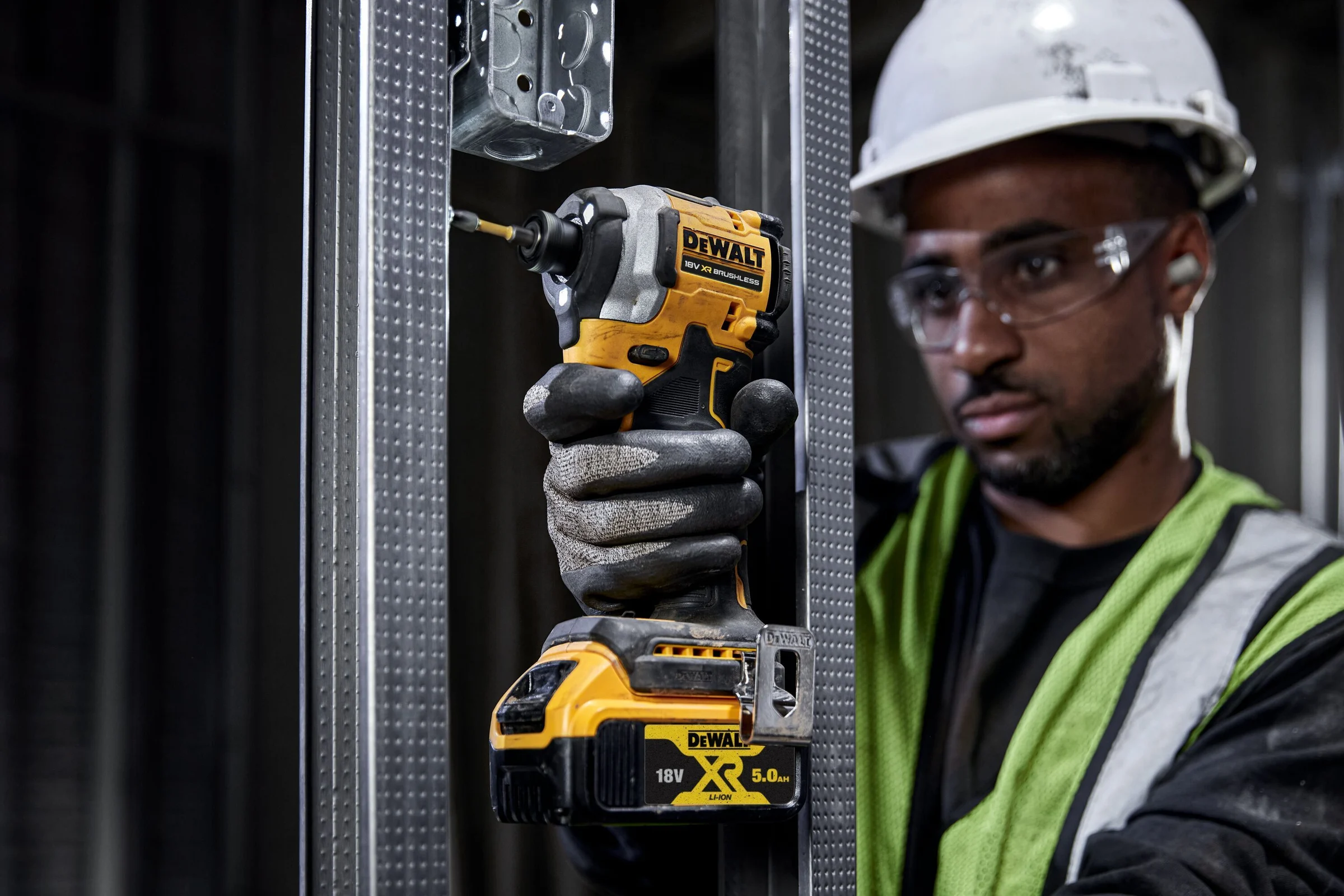Аккумуляторный шуруповерт Dewalt DCF850D2T, 18 В, 206 Нм, 3800 уд/мин, с 2 АКБ 2 Ач и ЗУ, в кейсе TSTAK DCF850D2T-QW