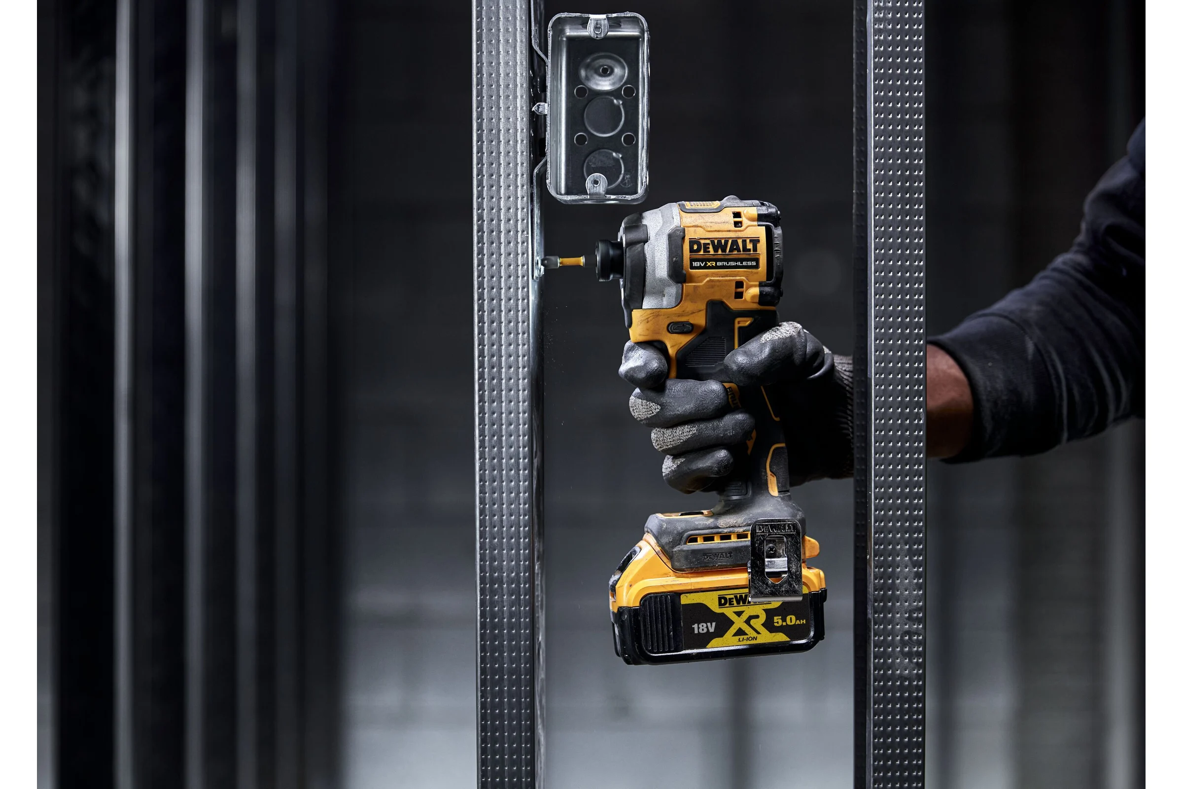 Аккумуляторный шуруповерт Dewalt DCF850D2T, 18 В, 206 Нм, 3800 уд/мин, с 2 АКБ 2 Ач и ЗУ, в кейсе TSTAK DCF850D2T-QW