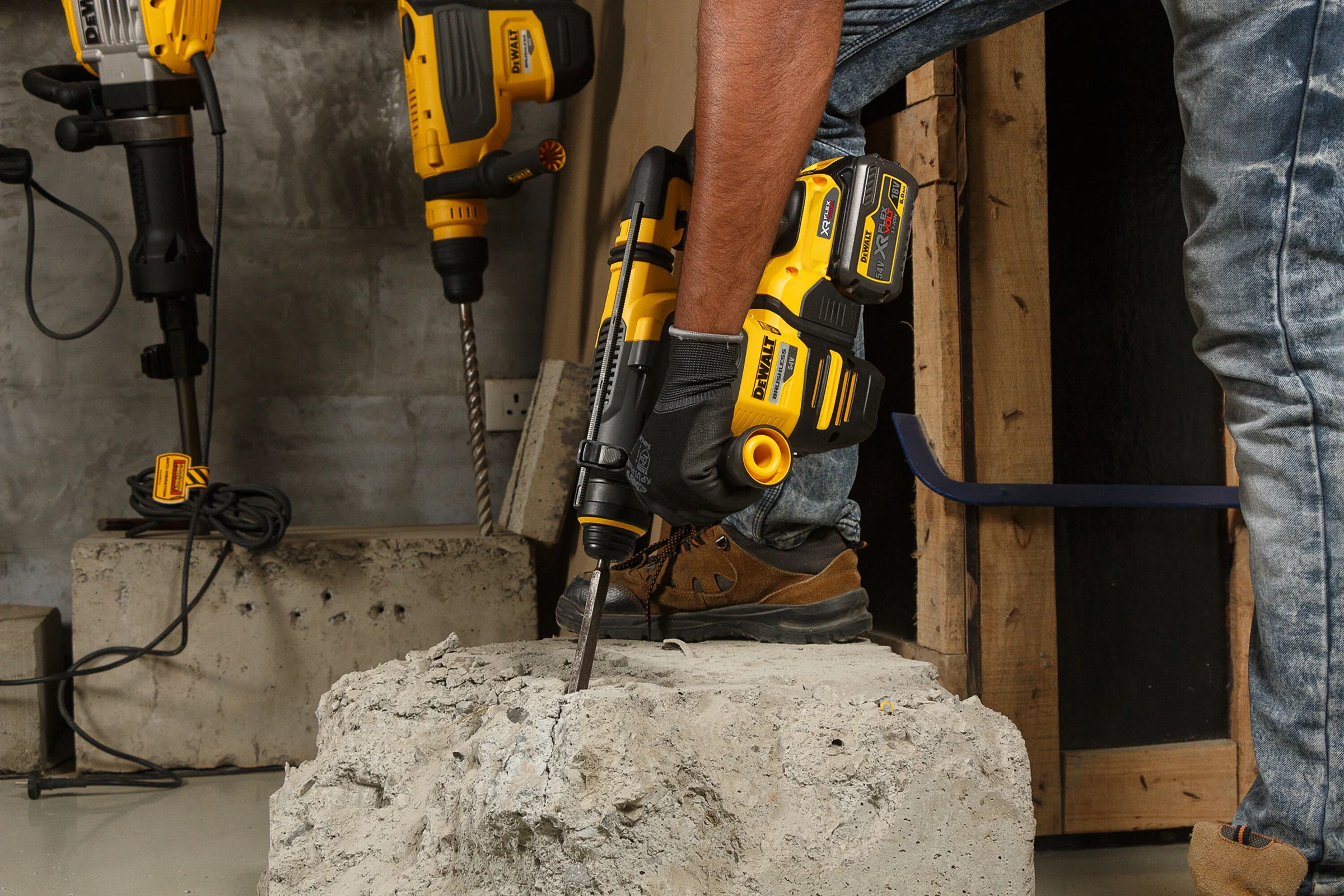 Аккумуляторный перфоратор Dewalt DCH333x2, 54 В, 3.5 Дж, 4480 уд/мин, с 2 АКБ 3 Ач и ЗУ, в кейсе TSTAK DCH333X2-QW