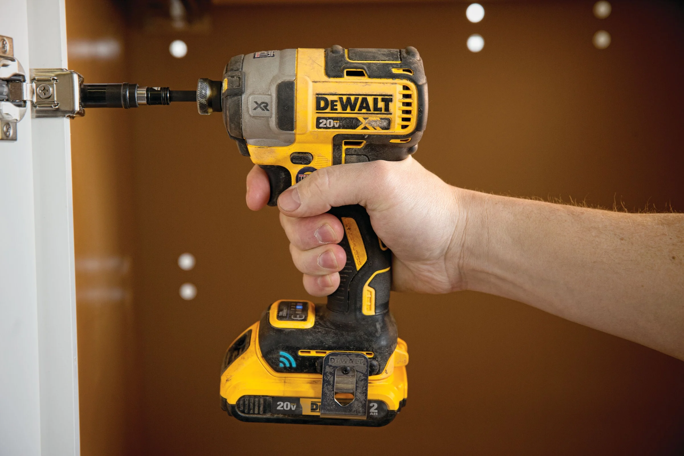 Аккумуляторный шуруповерт DEWALT DCF888B, 20В, 205Нм, 3800уд/мин, без аккумулятора и зарядного устройства DCF888B-XJ