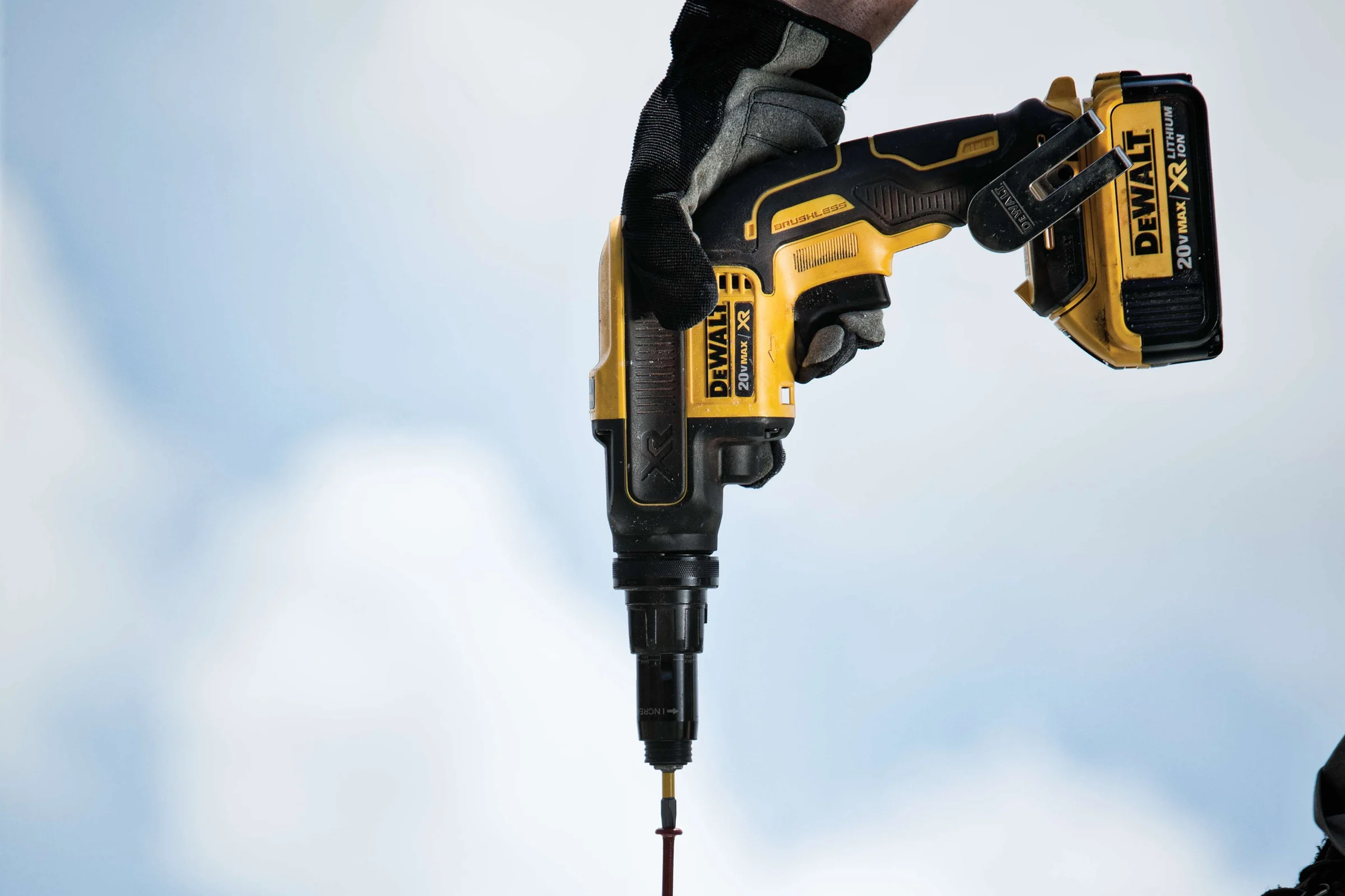 Аккумуляторный шуруповерт DEWALT DCF622B, 20В, 34Нм, 2000об/мин, без аккумулятора и зарядного устройства DCF622B-XJ