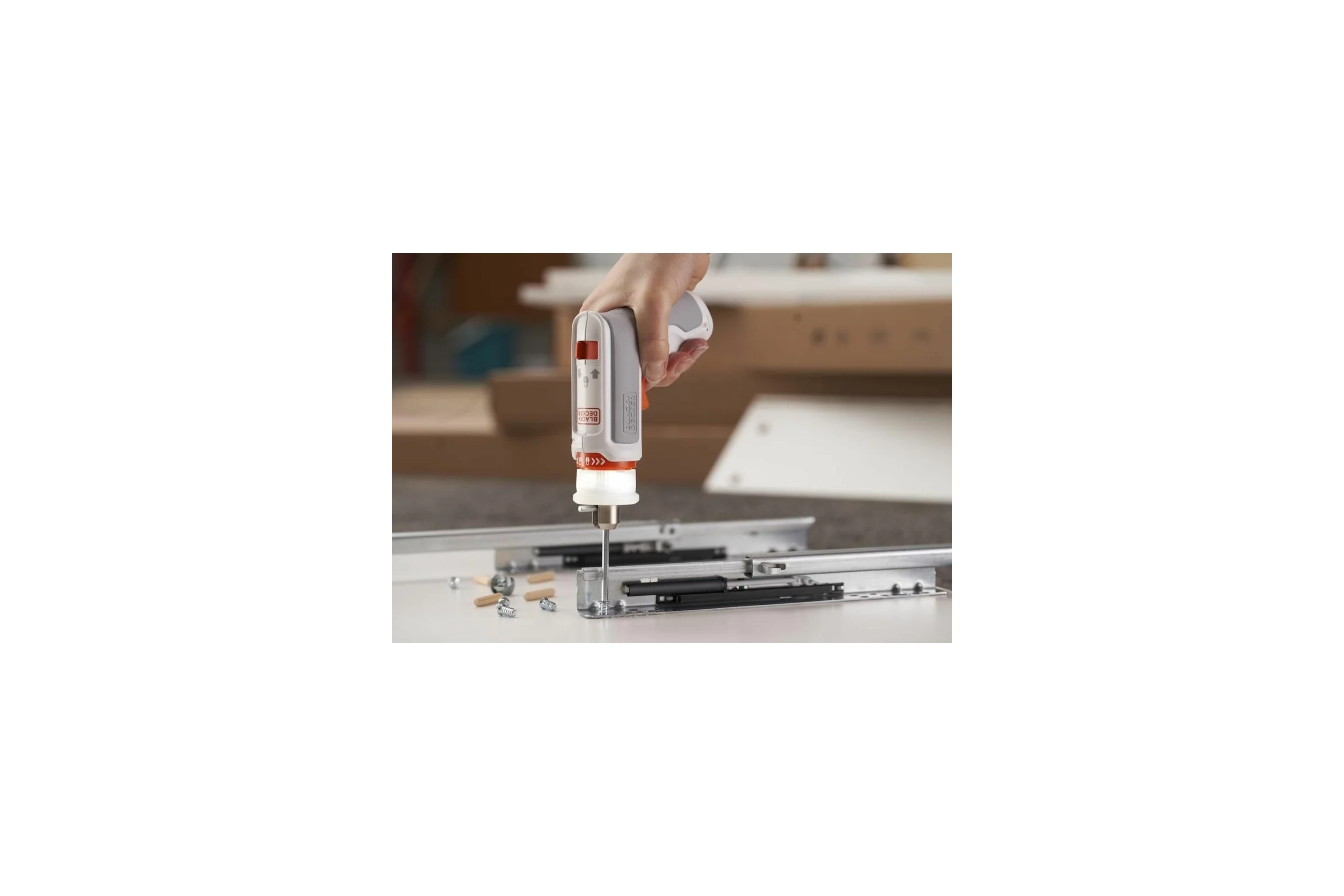 Аккумуляторная отвертка для сборки мебели Black&Decker BCRTA01-XJ