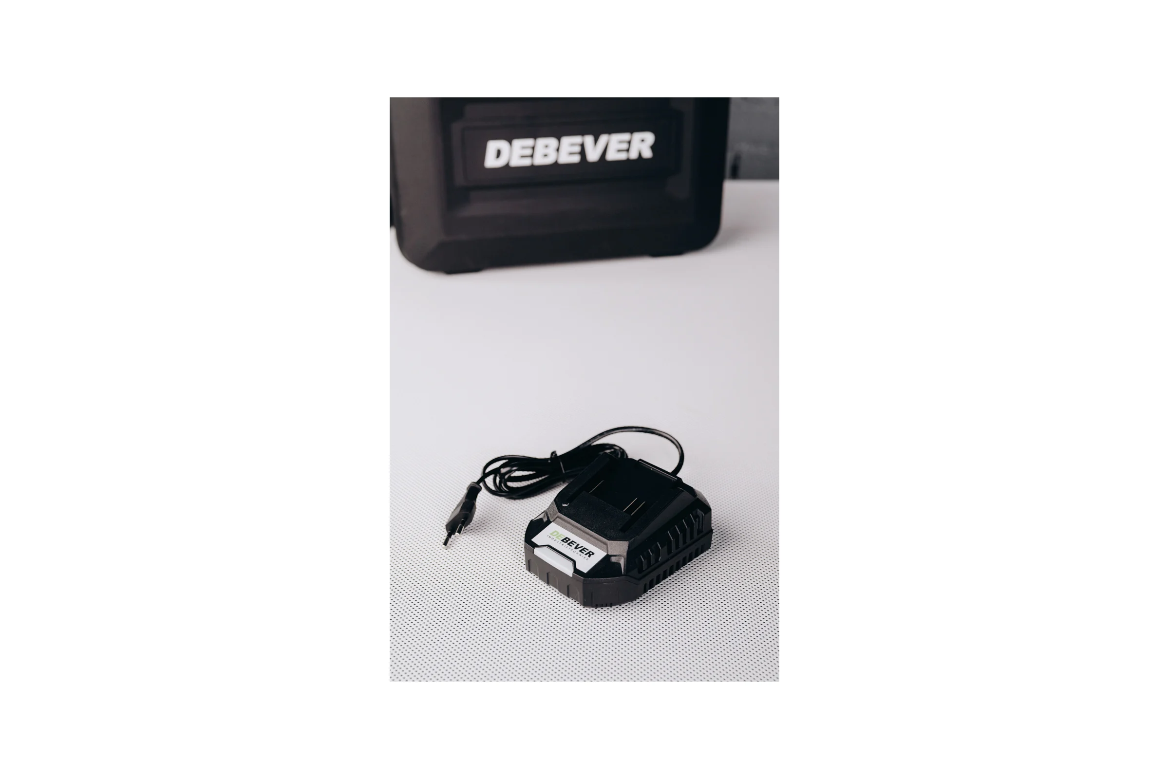 Шуруповерт аккумуляторный Debever ударный, шестигранник, 3 скорости, 200Nm, 20B; в компл. АКБ 2,0 а/ч; з/у 2,0 а/ч DBE-7462CKIT