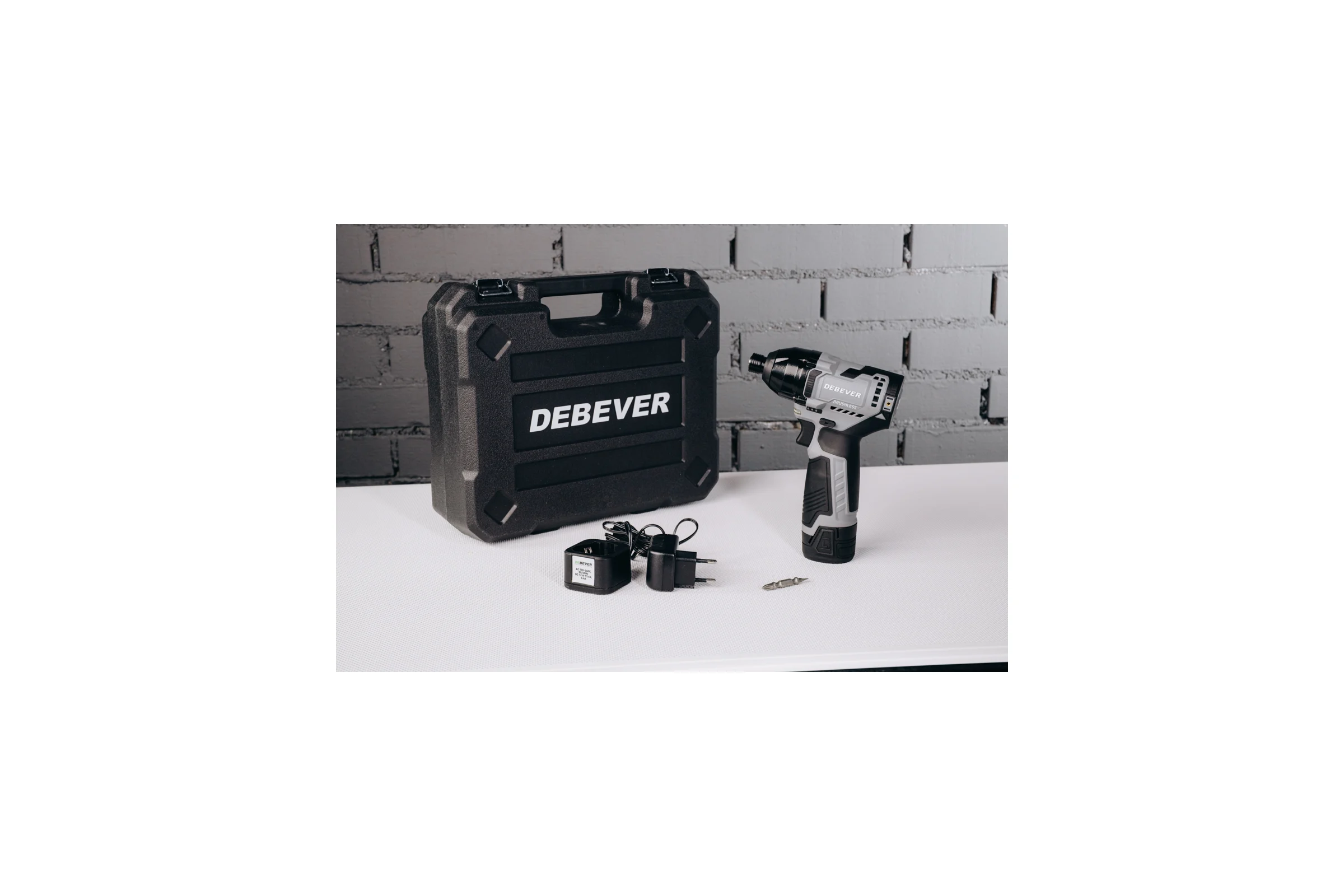 Шуруповерт аккумуляторный Debever бесщеточный, шестигранник, 140Nm, 12В; в компл. АКБ 1,5 а/ч; з/у 0,4 а/ч DBE-7361CKIT