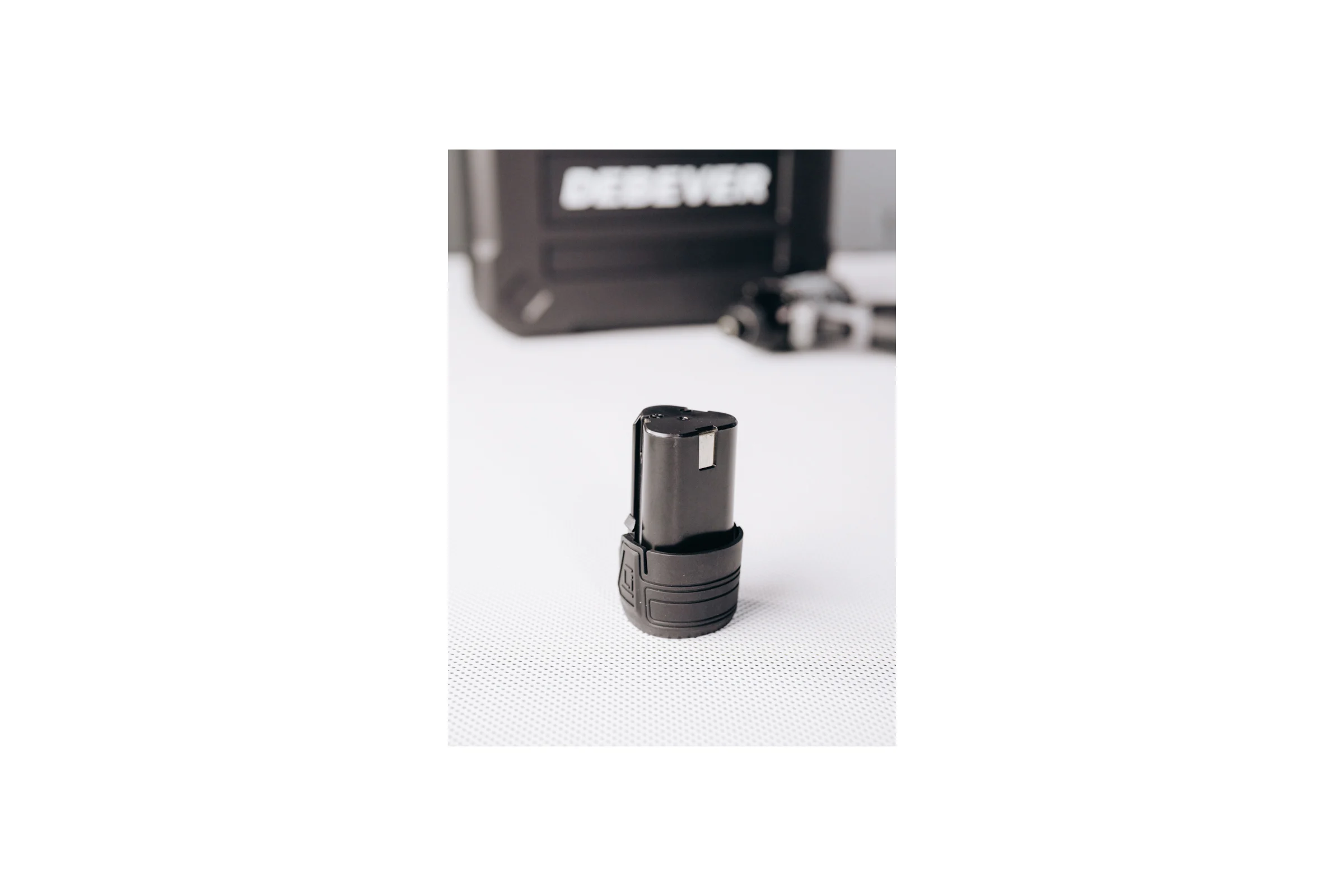 Шуруповерт аккумуляторный Debever бесщеточный, шестигранник, 140Nm, 12В; в компл. АКБ 1,5 а/ч; з/у 0,4 а/ч DBE-7361CKIT