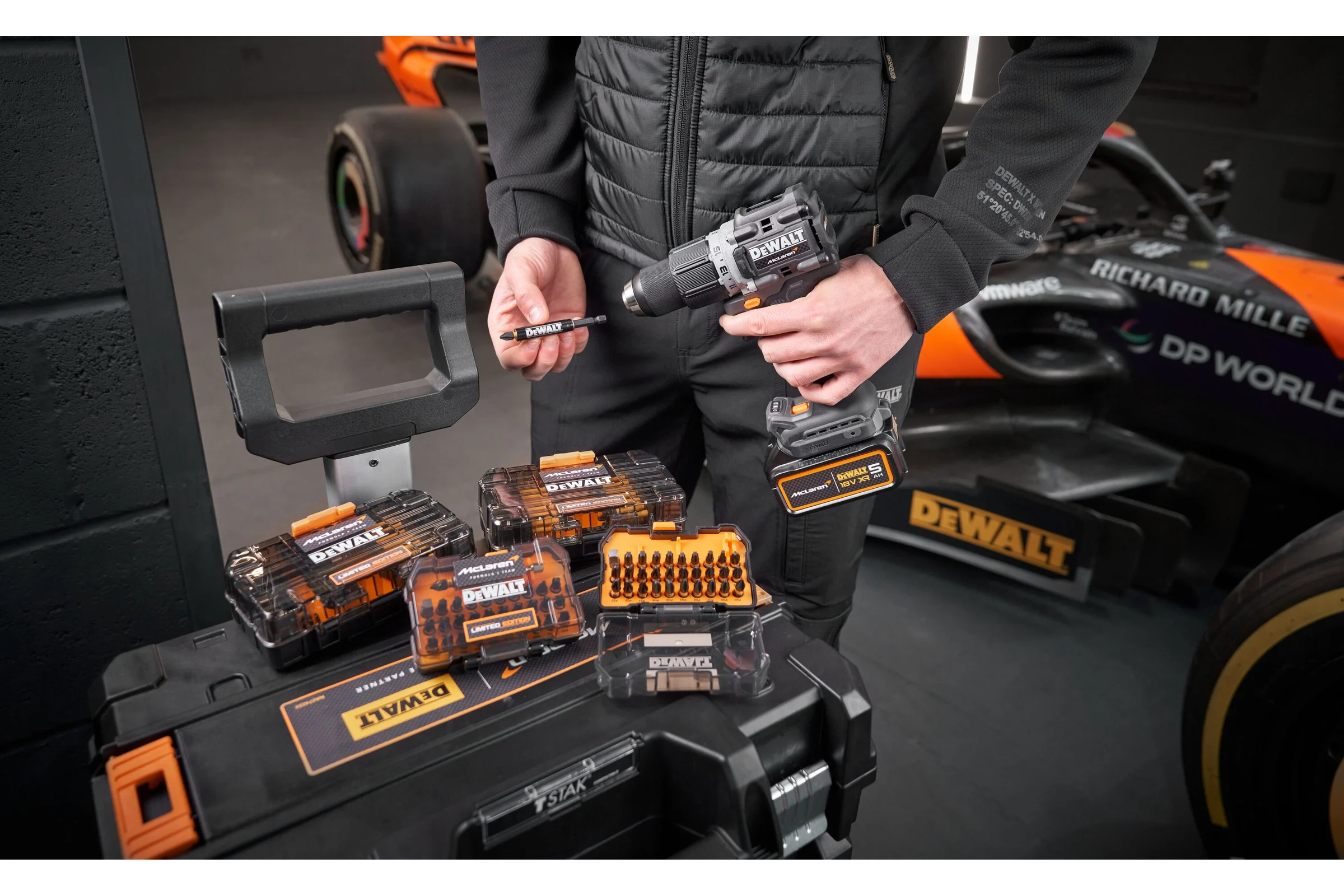 Набор бит и торцевых головок DEWALT McLaren Limited Edition DT70782, с торсионным адаптером, 33 шт., в кейсе DT70782-QZ