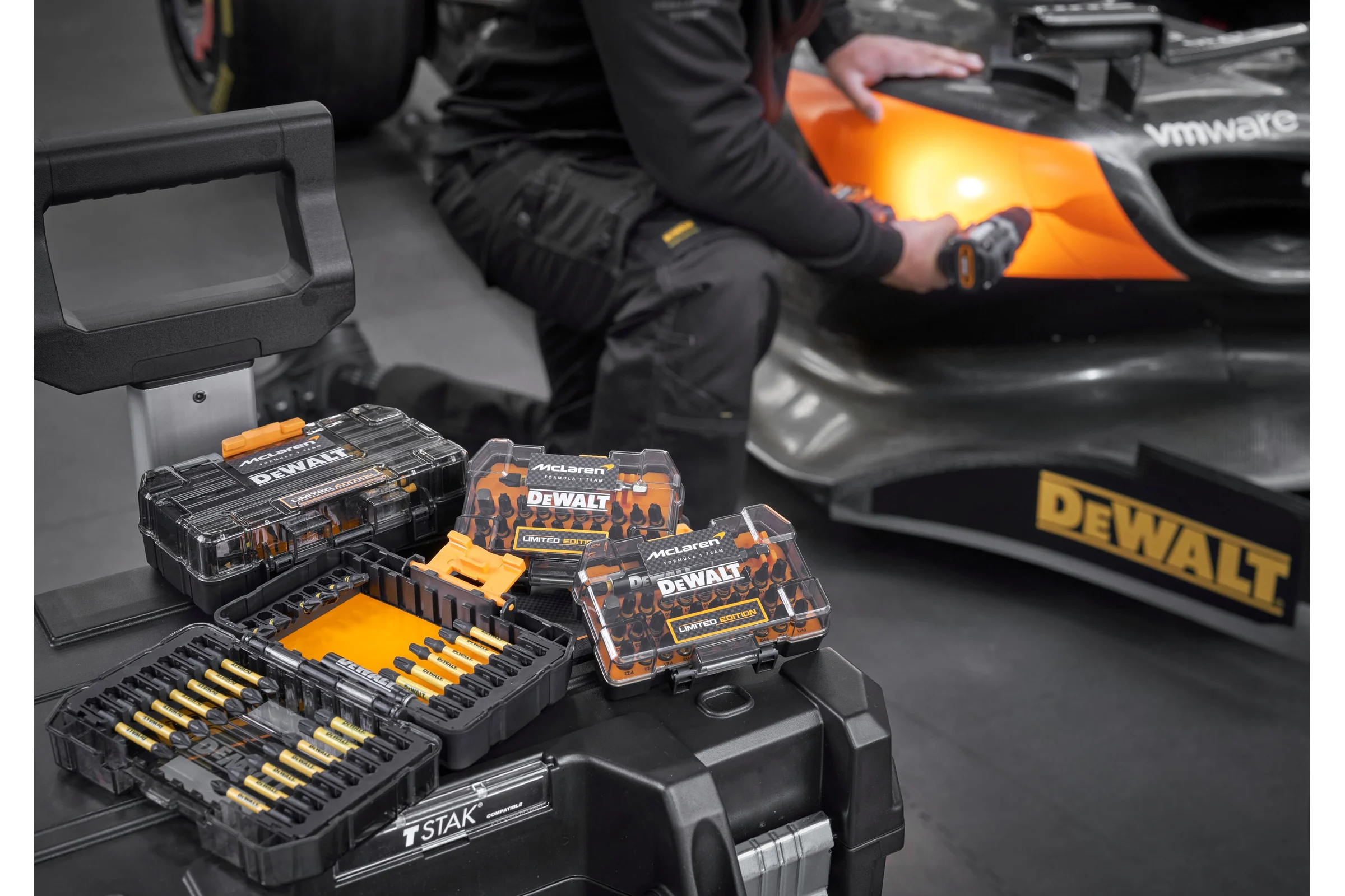 Набор бит и торцевых головок DEWALT McLaren Limited Edition DT70782, с торсионным адаптером, 33 шт., в кейсе DT70782-QZ