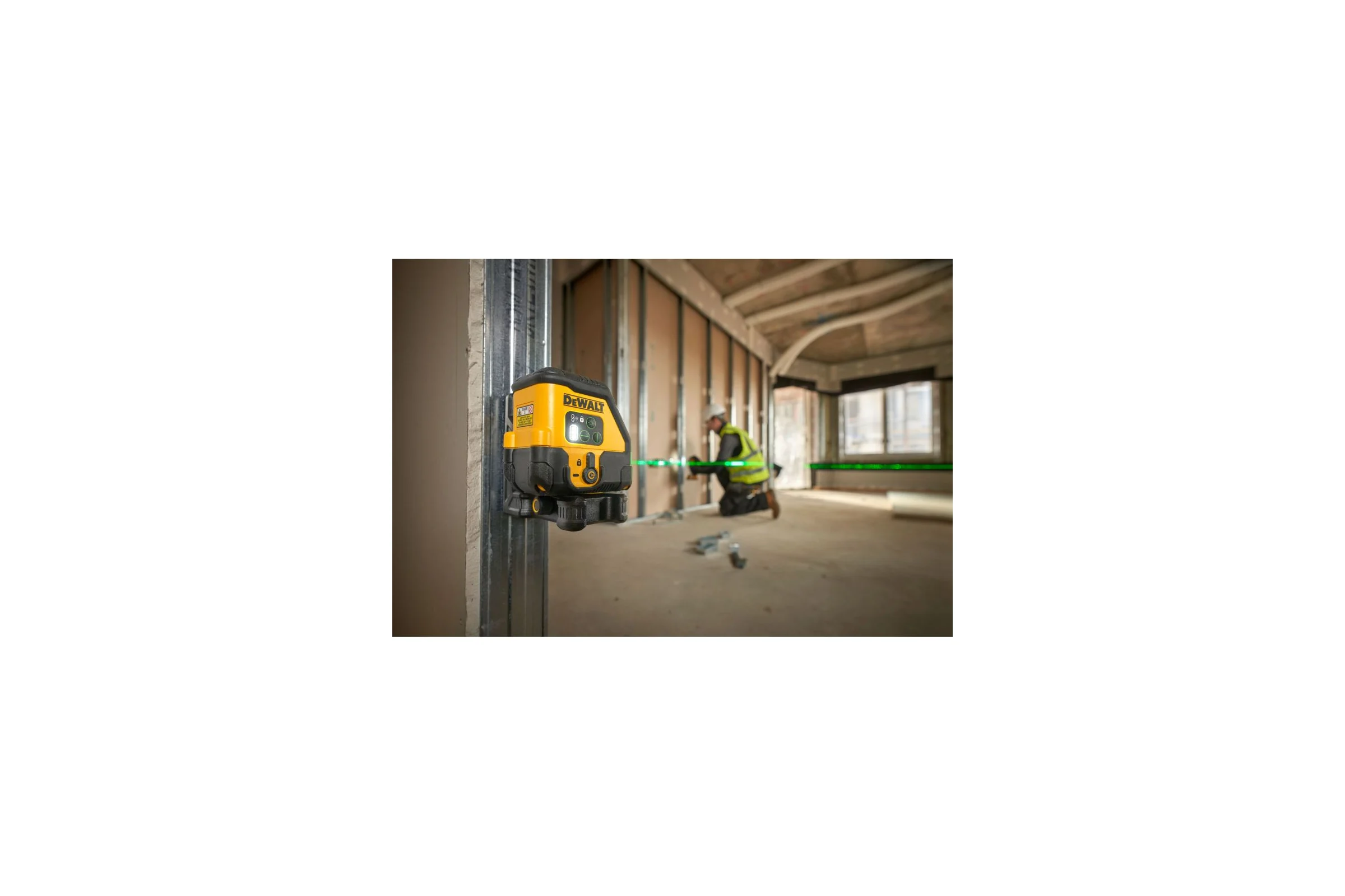 Аккумуляторный лазерный нивелир DEWALT DCLE14201GB, зеленый луч, 45м, со встроенной АКБ, в чехле DCLE14201GB-XJ