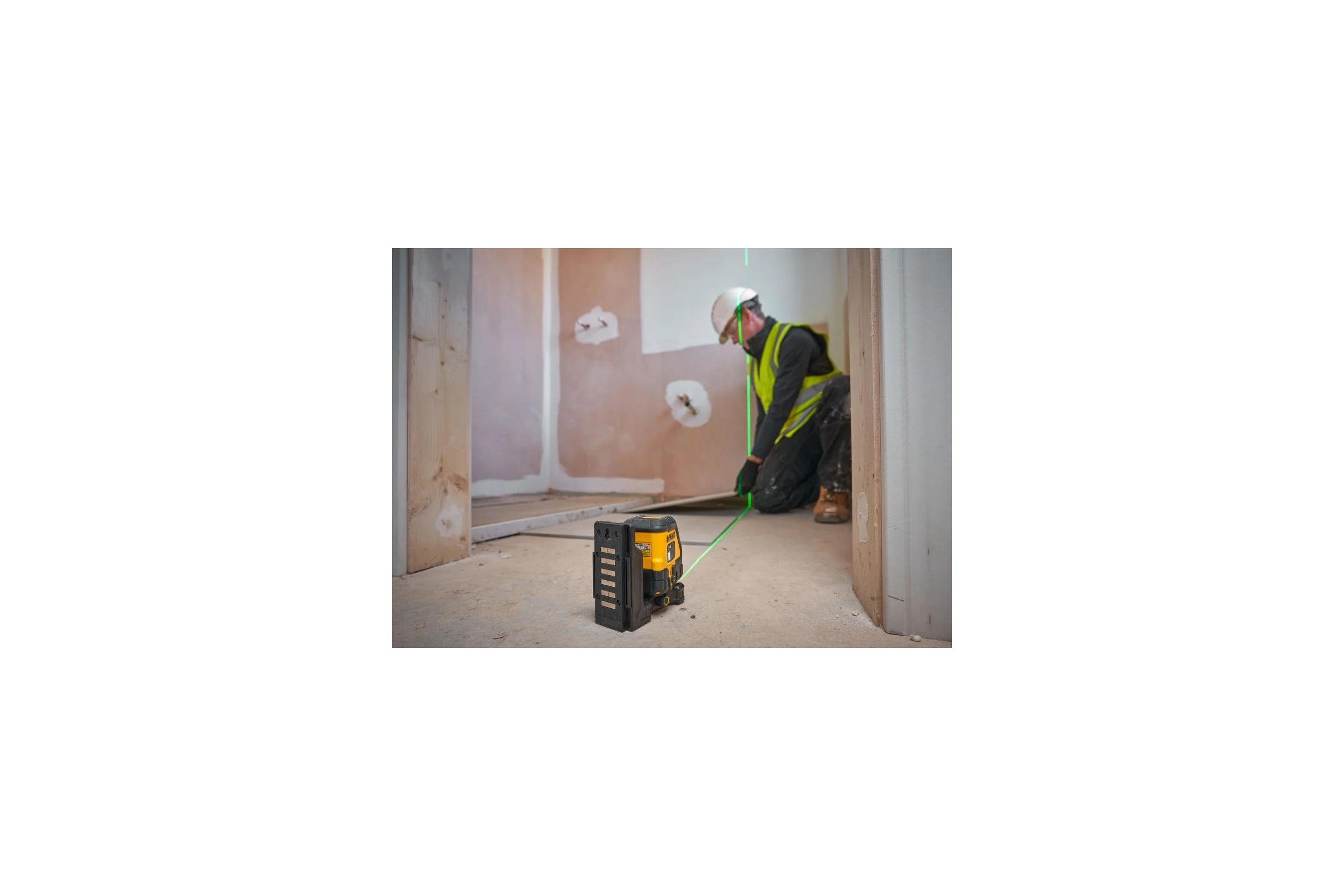 Аккумуляторный лазерный нивелир DEWALT DCLE14201GB, зеленый луч, 45м, со встроенной АКБ, в чехле DCLE14201GB-XJ