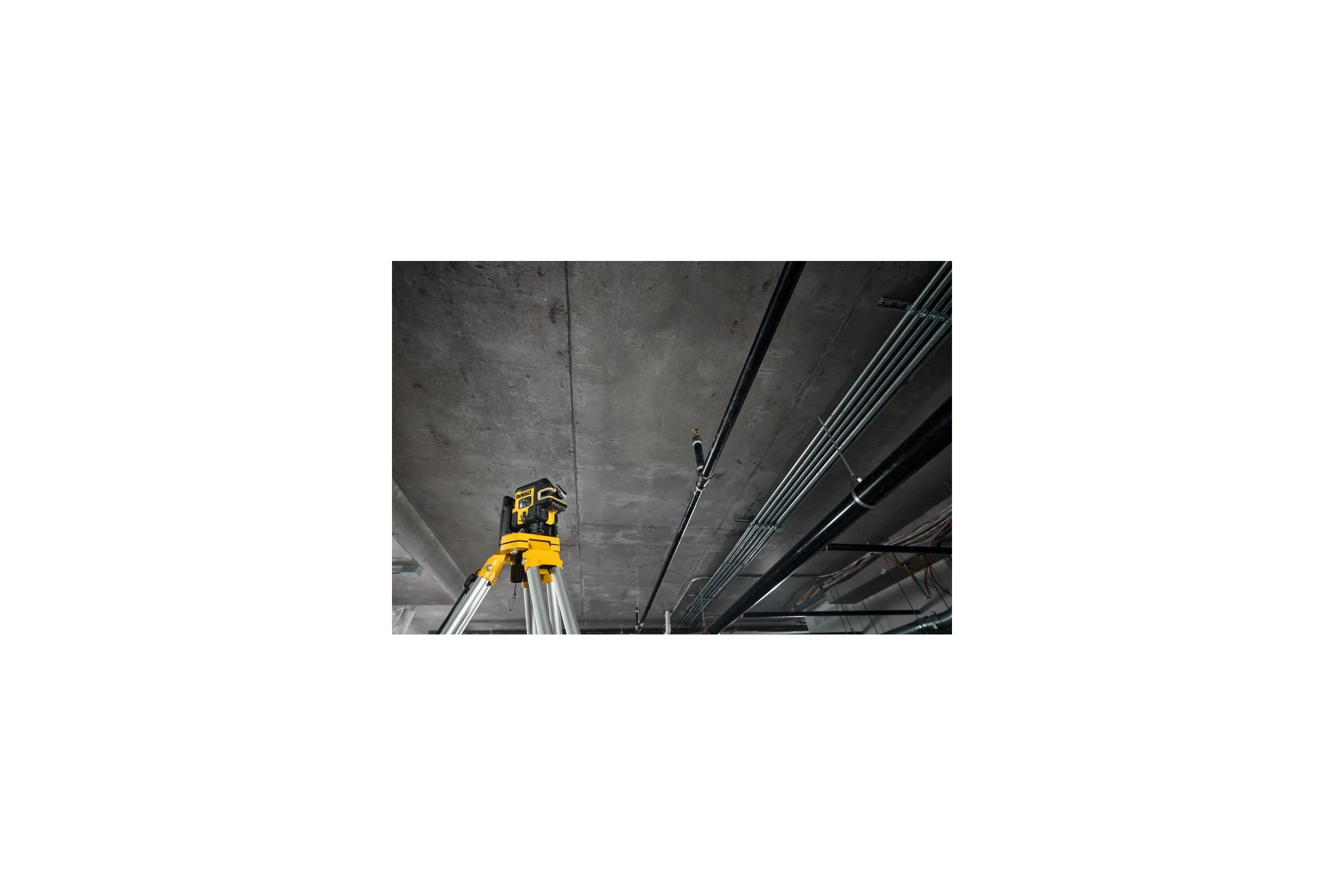 Аккумуляторный лазерный нивелир DEWALT DCLE14251GB, 10.8В, зеленый луч, 45м, со встроенной АКБ, в чехле DCLE14251GB-XJ