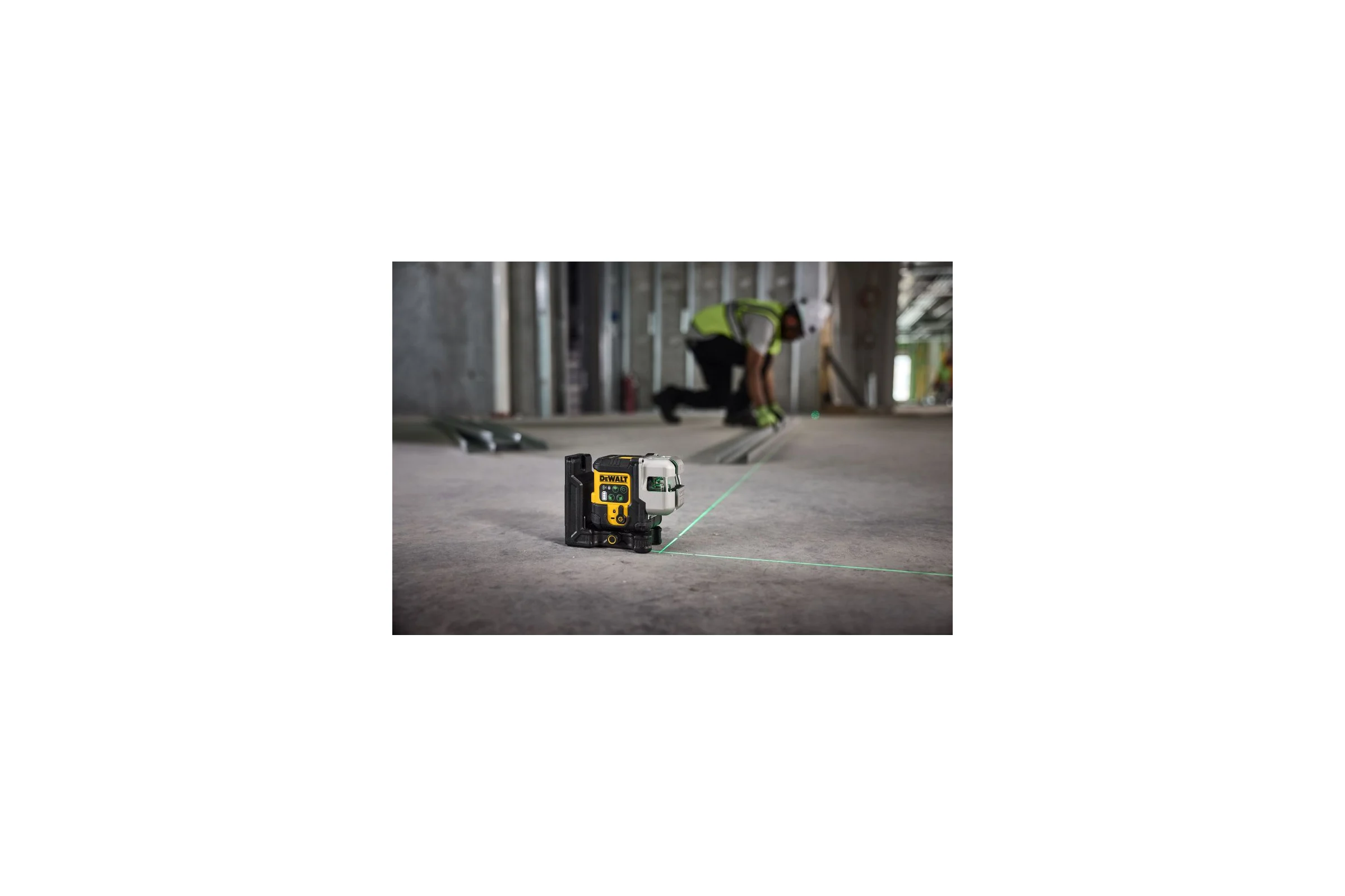 Аккумуляторный лазерный нивелир DEWALT DCLE14301GB, 10.8В, зеленый луч, 30м, со встроенной АКБ, в чехле DCLE14301GB-XJ