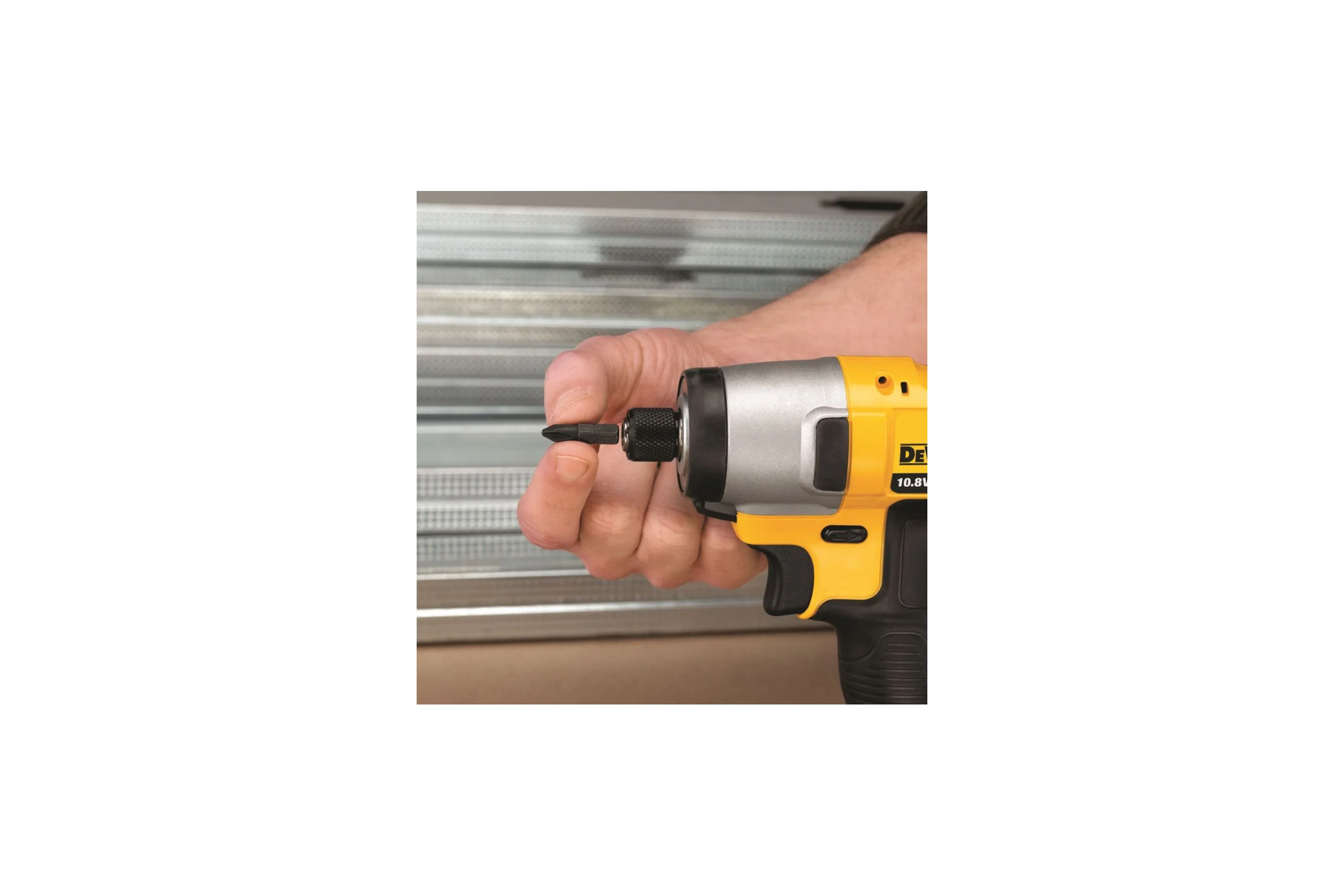 Аккумуляторный ударный шуруповерт DEWALT DCF 815 S2