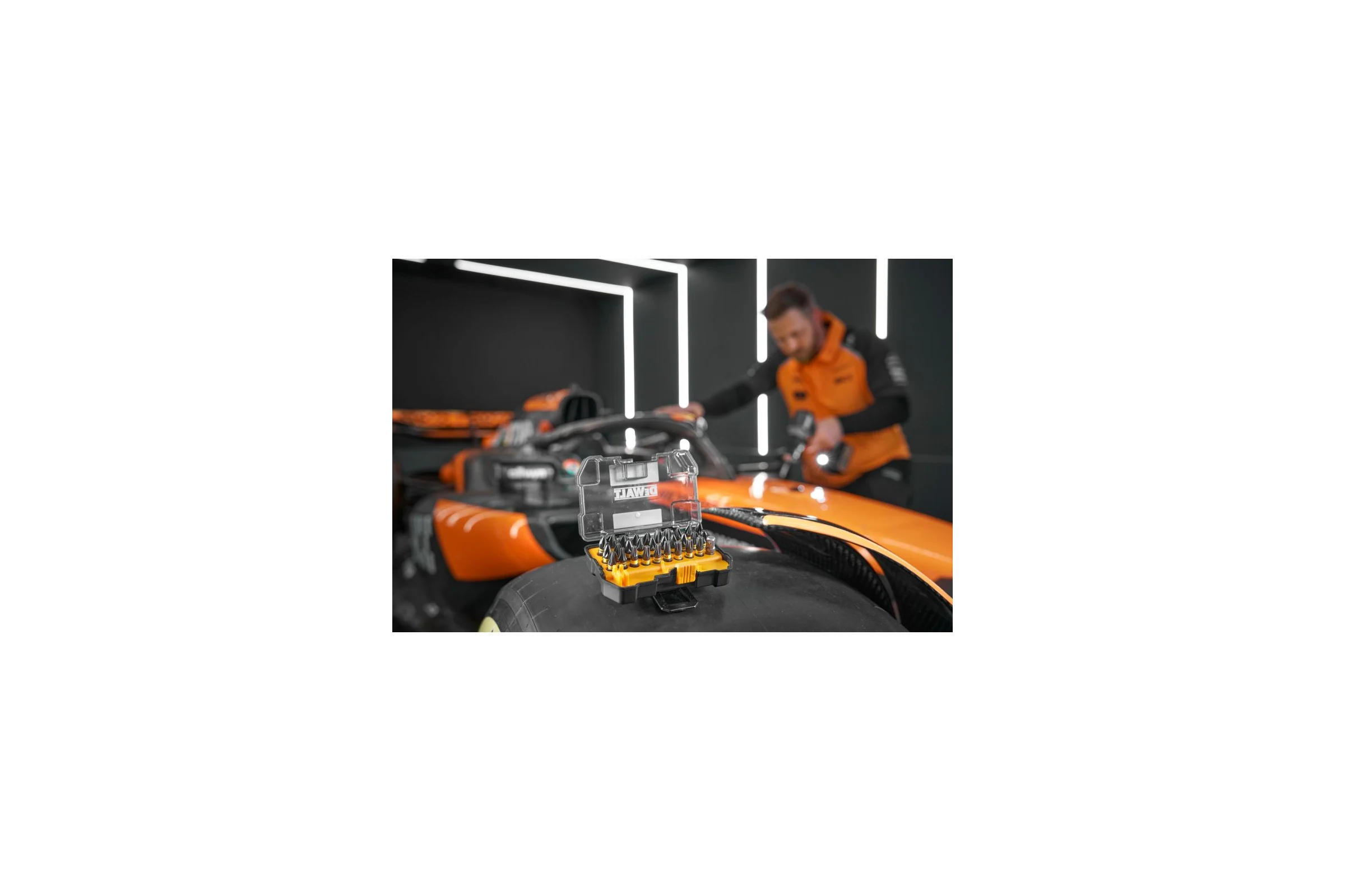 Набор бит DEWALT McLaren Limited Edition DT70901T, PH/PZ/Torx, 25 мм, 32 шт, в кейсе DT70901T-QZ