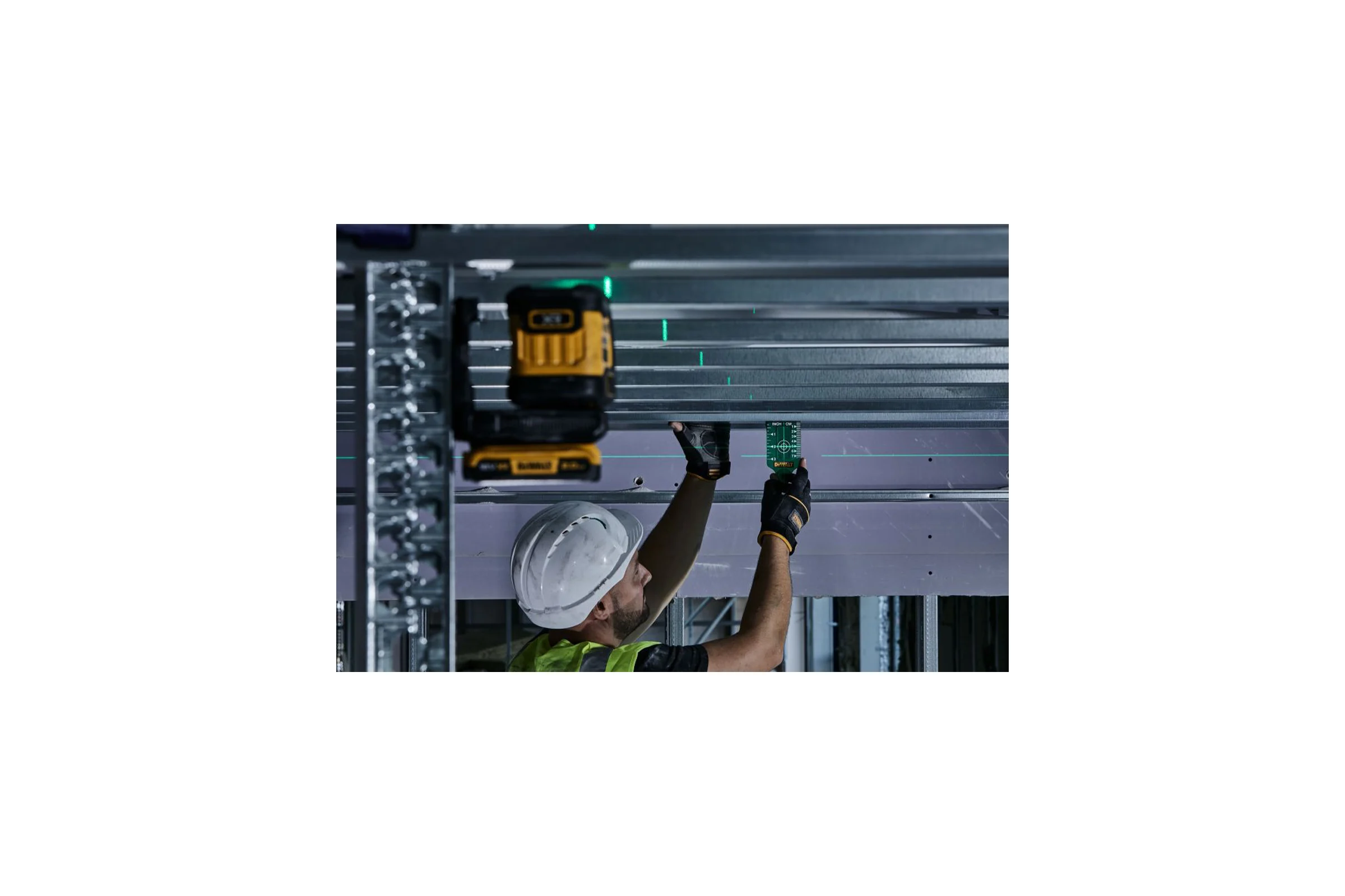Аккумуляторный лазерный нивелир Dewalt DCLE34021D1, 18 В, зеленый луч, 55 м, с АКБ 2 Ач и ЗУ, в кейсе DCLE34021D1-QW