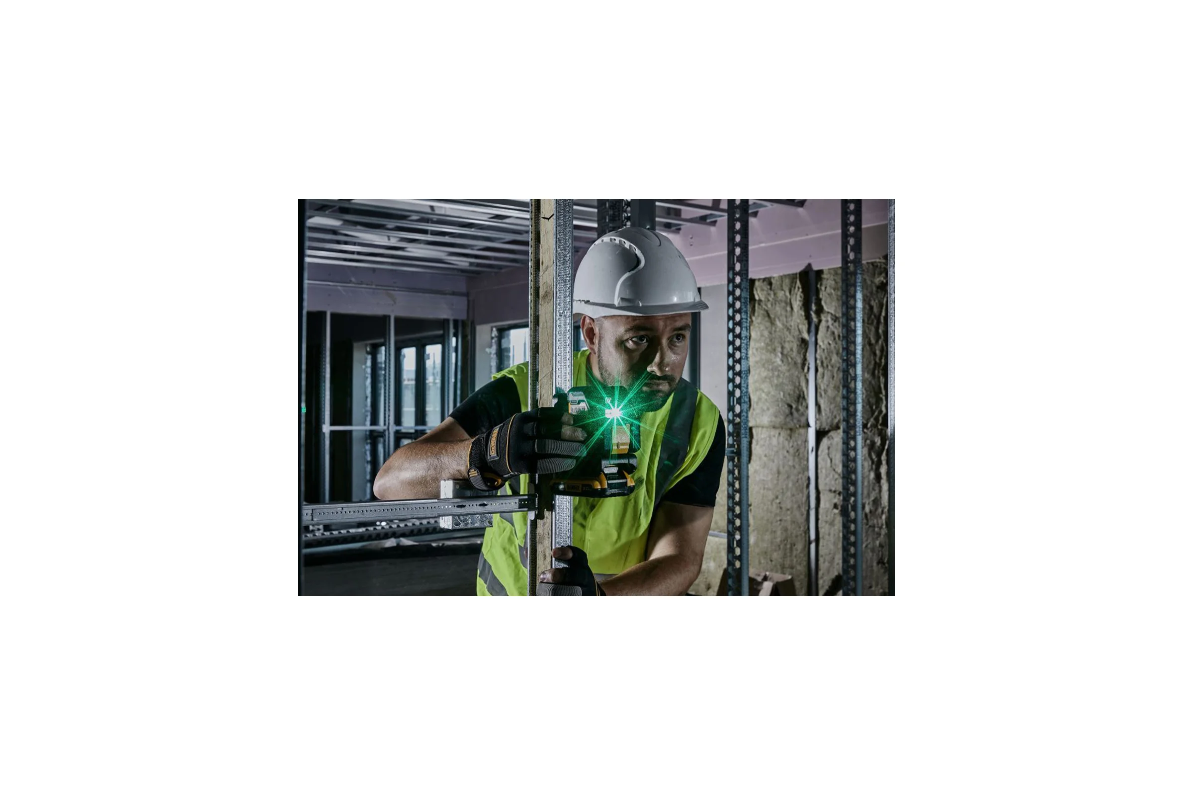 Аккумуляторный лазерный нивелир Dewalt DCLE34021D1, 18 В, зеленый луч, 55 м, с АКБ 2 Ач и ЗУ, в кейсе DCLE34021D1-QW