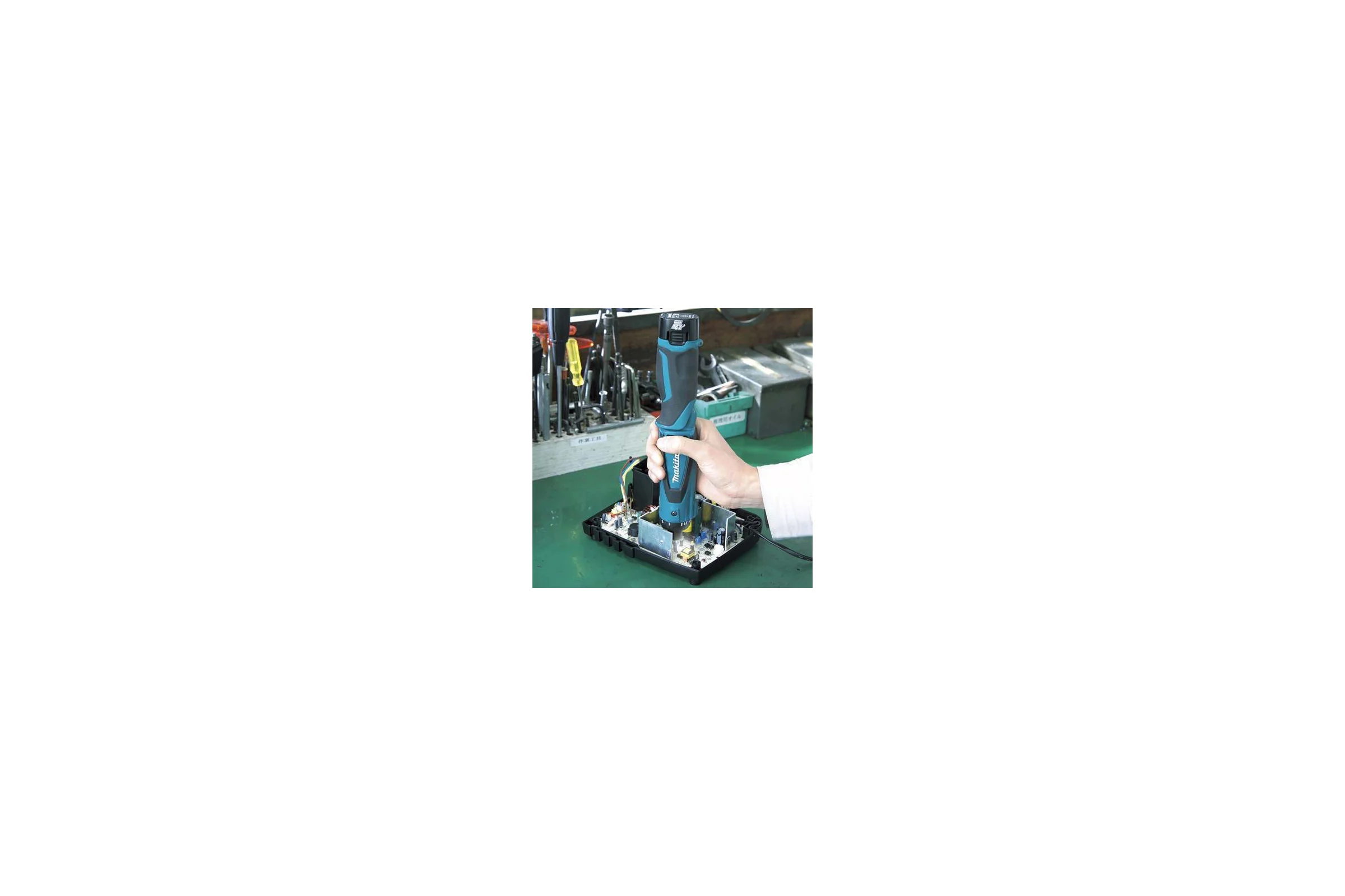 Аккумуляторная отвертка Makita DF 010 DSE