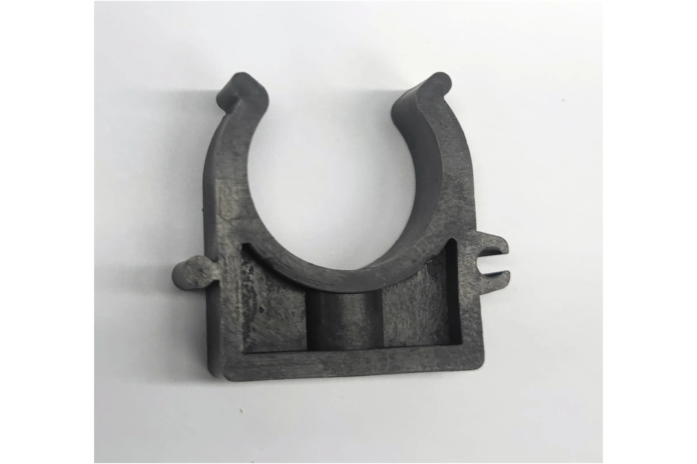 Пластиковая клипса для труб КХЭМ серая, д.25 мм, 100 шт. KLP-25 grey