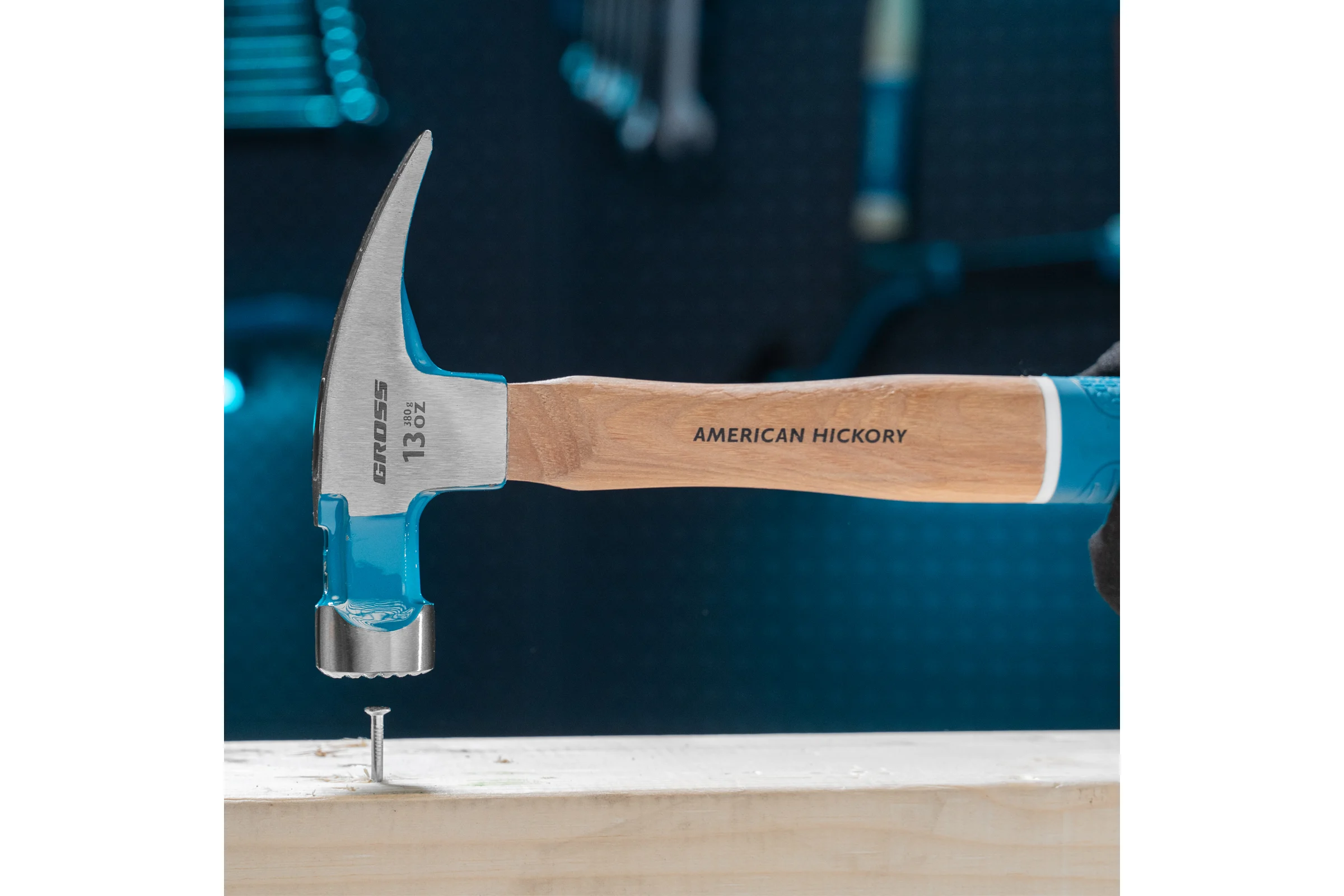 Молоток-гвоздодер GROSS 380 г, угол 75, магнит, обрезиненная рукоятка american hickory 10413