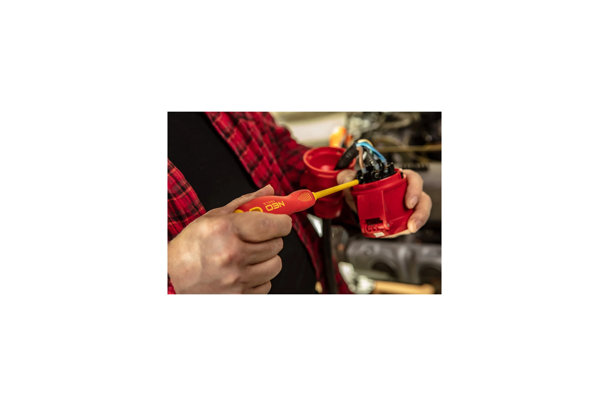 Крестовая отвертка NEO Tools PZ2x100 мм 1000 В CrMo 04-063
