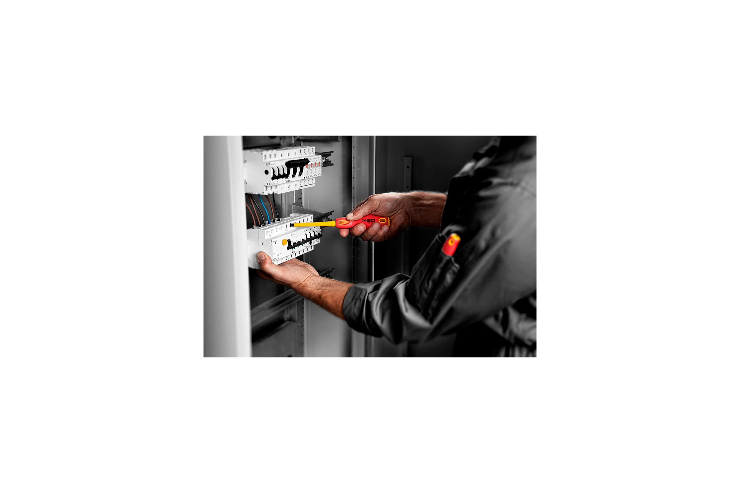 Крестовая отвертка NEO Tools PZ2x100 мм 1000 В CrMo 04-063
