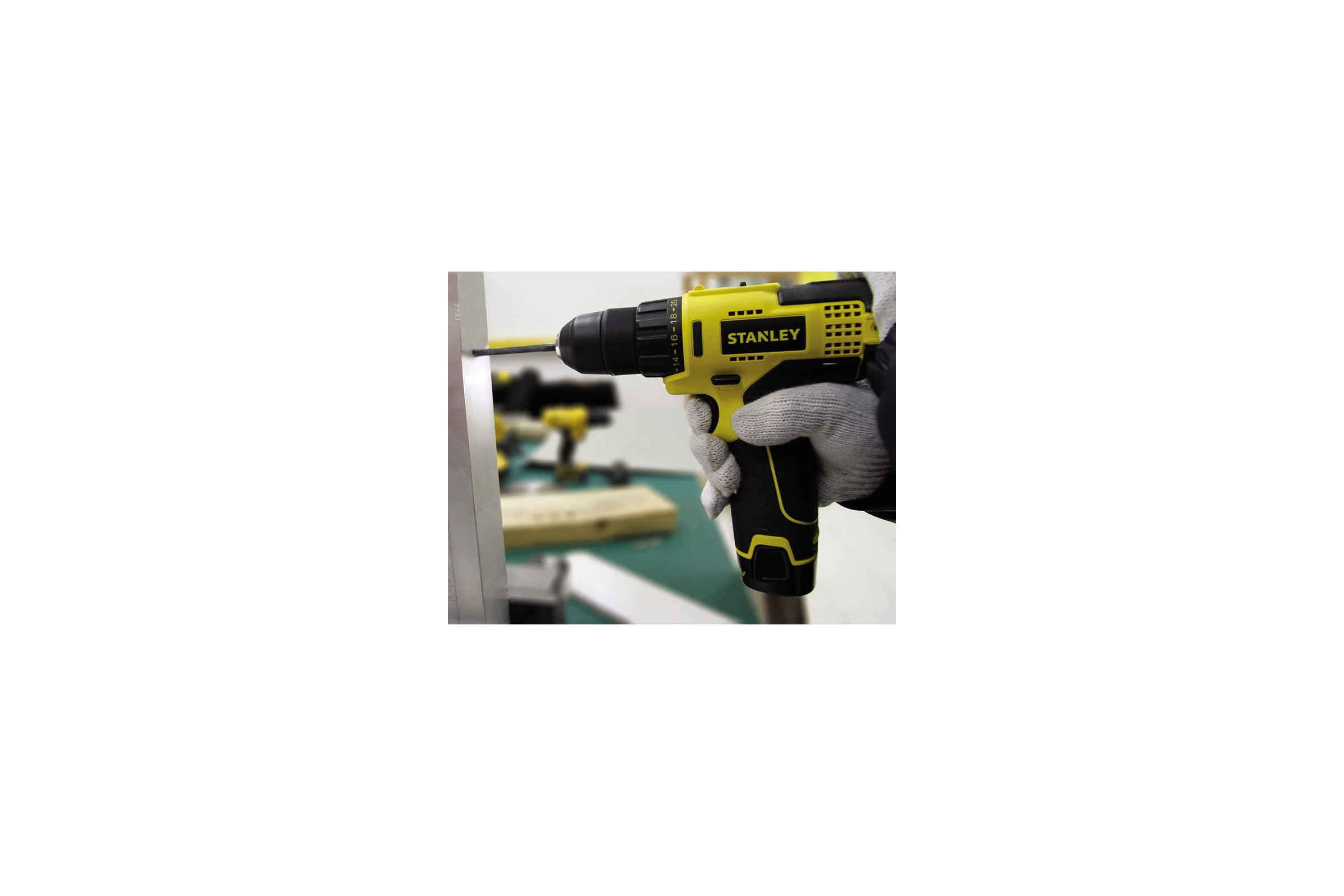 Аккумуляторная дрель-шуруповерт Stanley STCD1081B2
