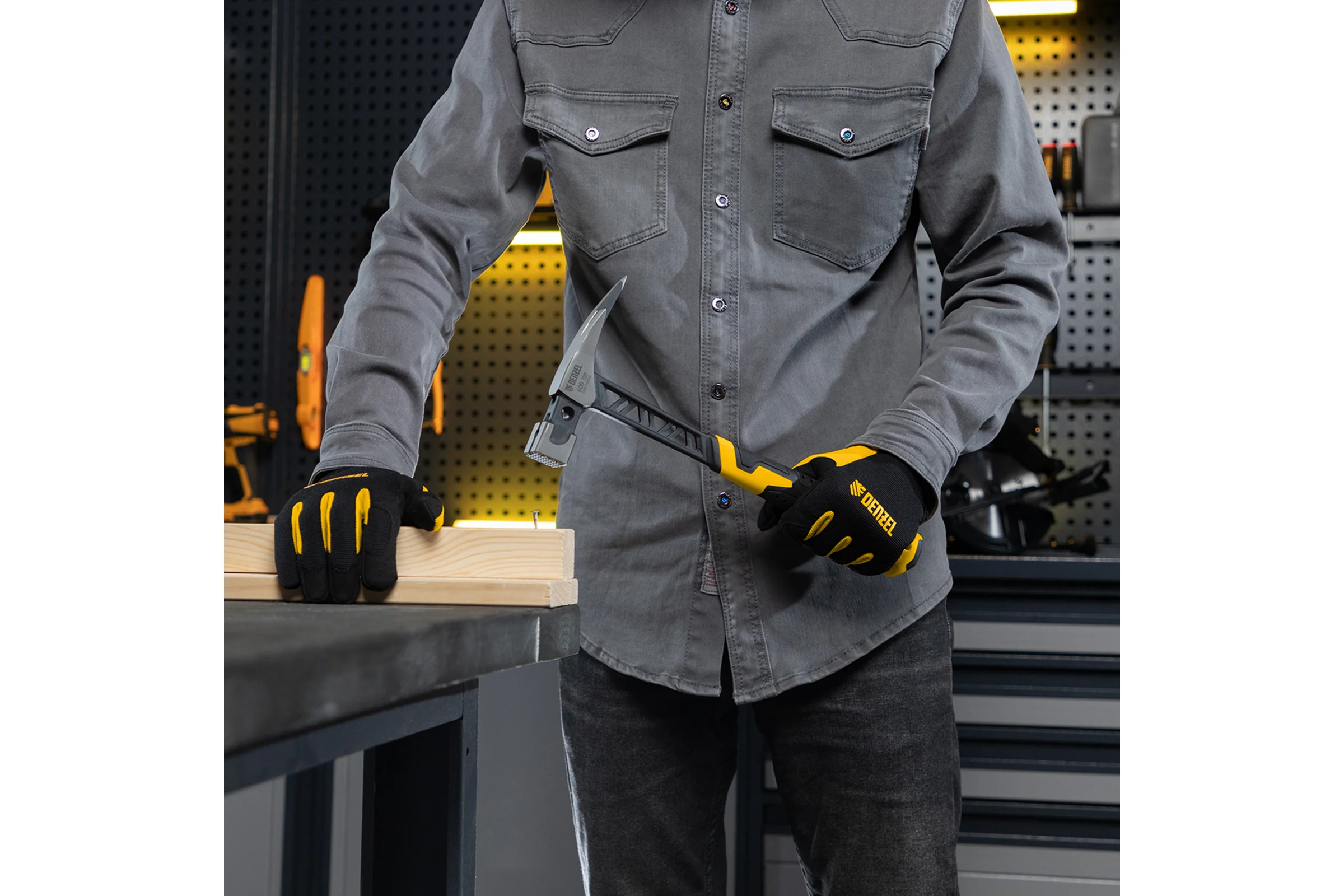 Цельнокованый молоток кровельщика Denzel 600 г, боек с магнитом, двухкомпонентная обрезиненная рукоятка 10623