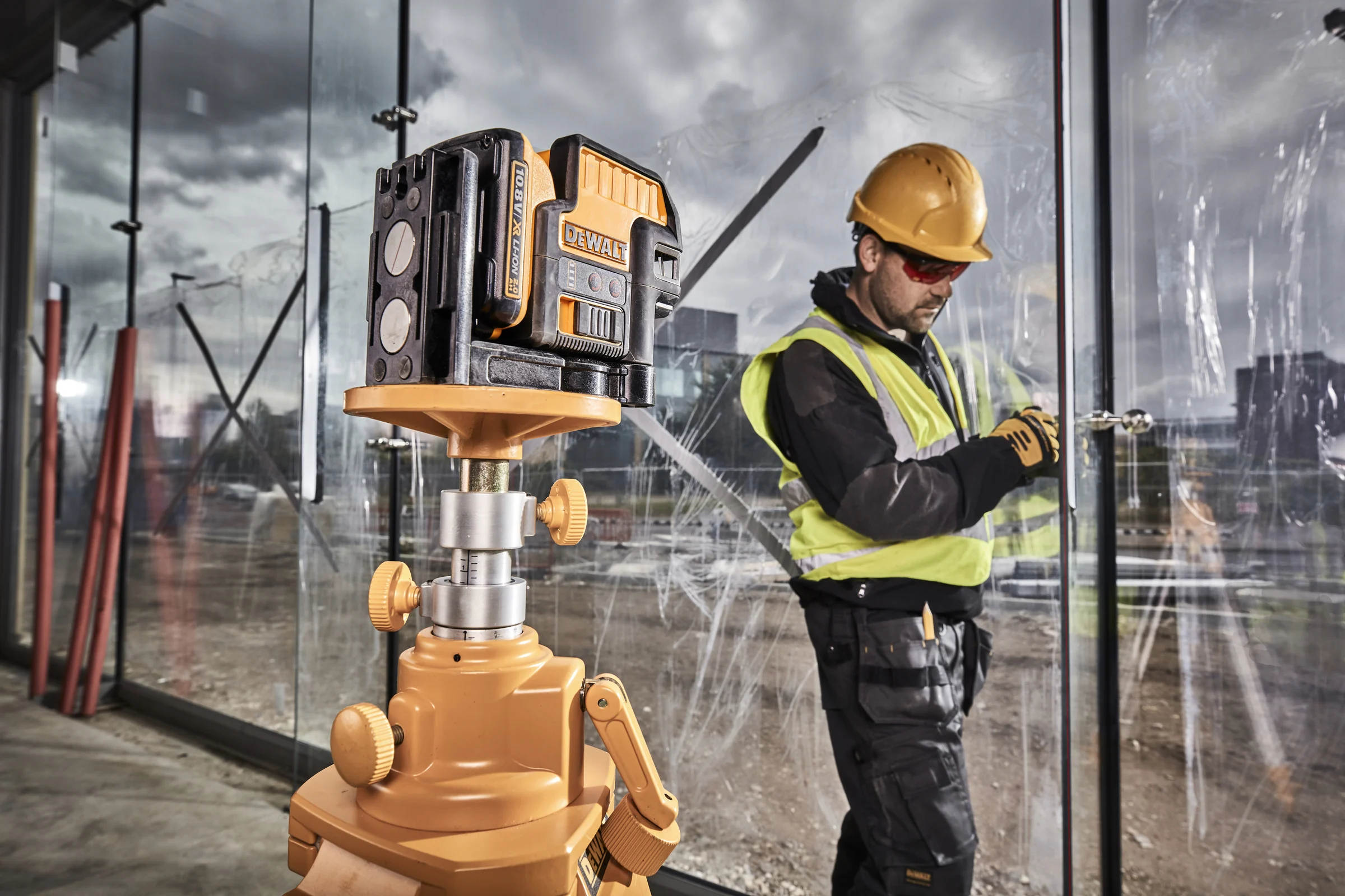 Лазерный построитель плоскостей DEWALT SPOT CROSS RED EU DCE0825D1R
